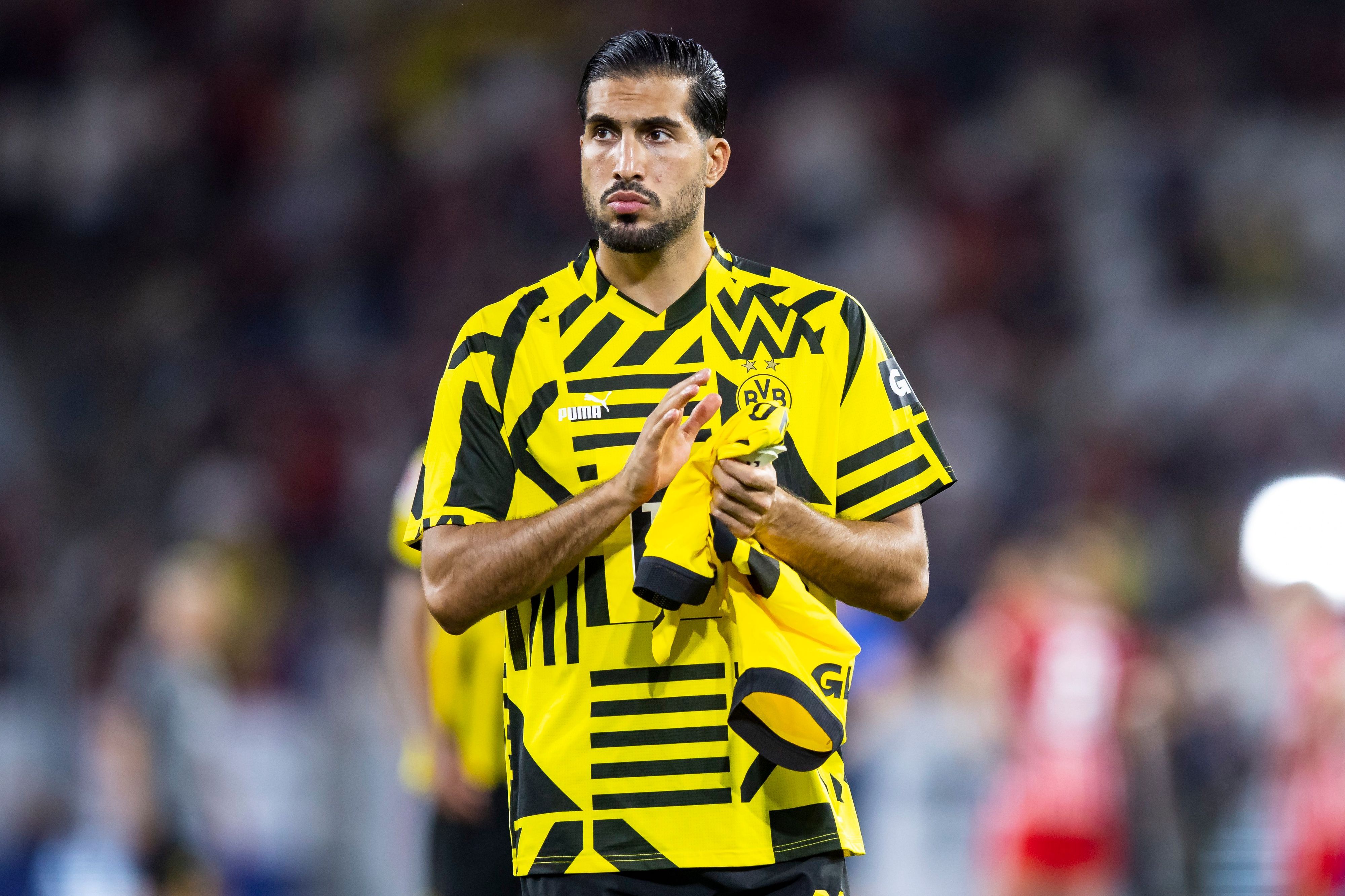Dortmunds Emre Can klatscht nach einem Spiel in ide Hände.