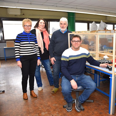 Vom Zuckerpaket bis zum Tankdeckel: In den Reha-Betrieben werden viele Arbeiten von Hand erledigt. Über die gute Entwicklung freuen sich Regina Ravenstein, Stefanie Christes, Horst Baxpehler und Mario Massen.