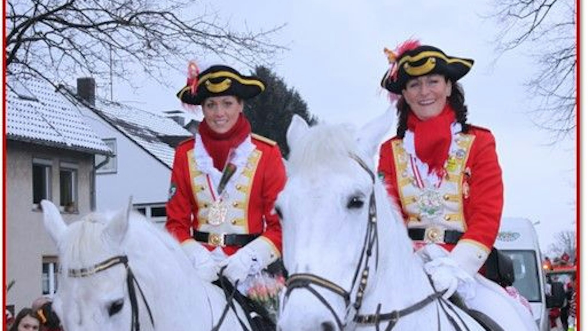 Zwei der Amazonen sitzen auf weißen Pferden.