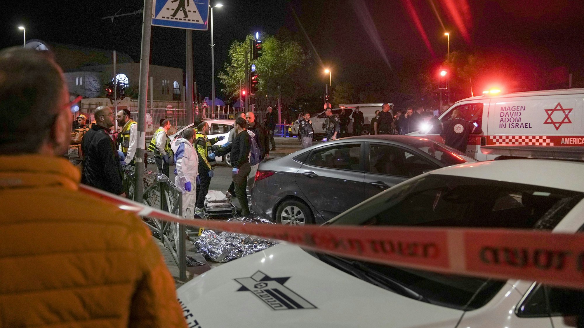 Einsatzkräfte sind am Tatort in der Nähe einer Synagoge in Jerusalem. In einer israelischen Siedlung in Ost-Jerusalem sind mehrere Menschen durch Schüsse getötet worden.