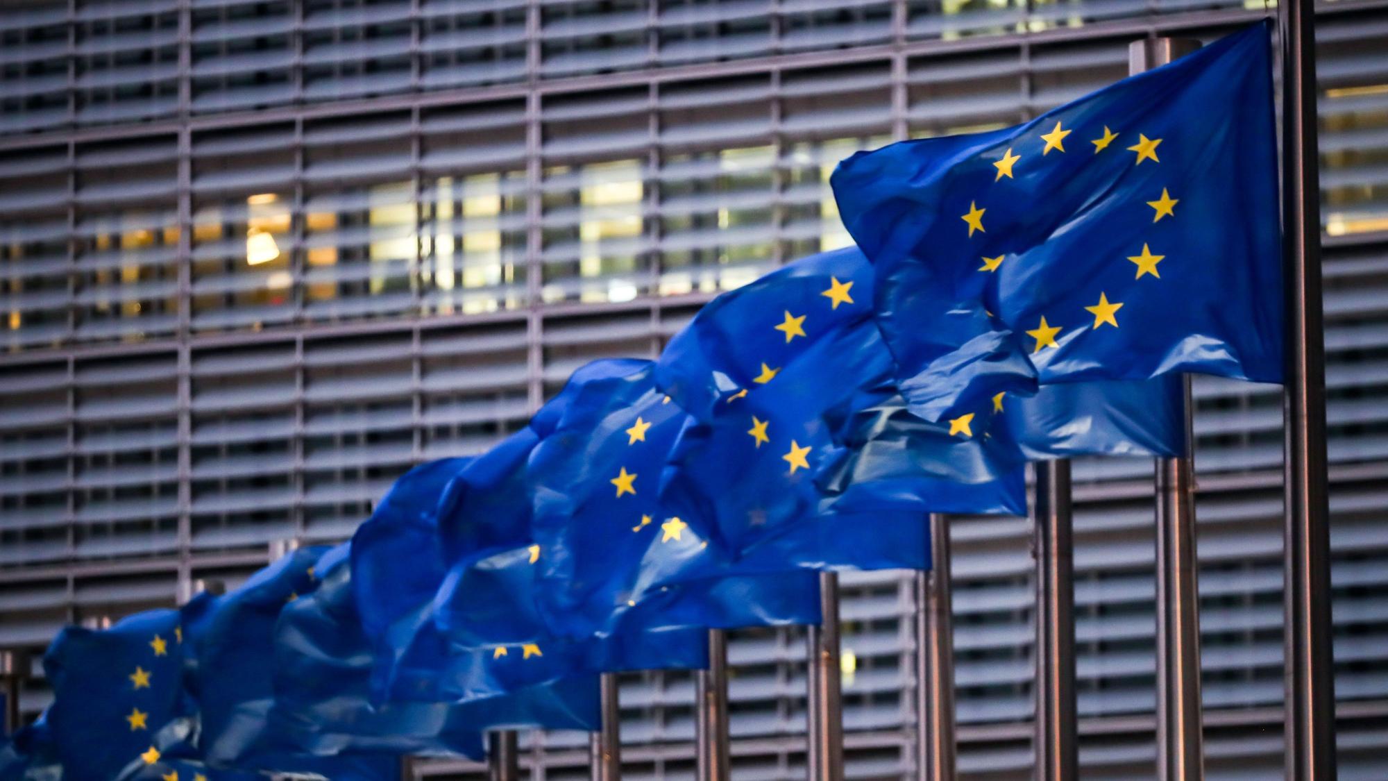 Europaflaggen wehen vor dem Sitz der EU-Kommission. (Symbolbild)