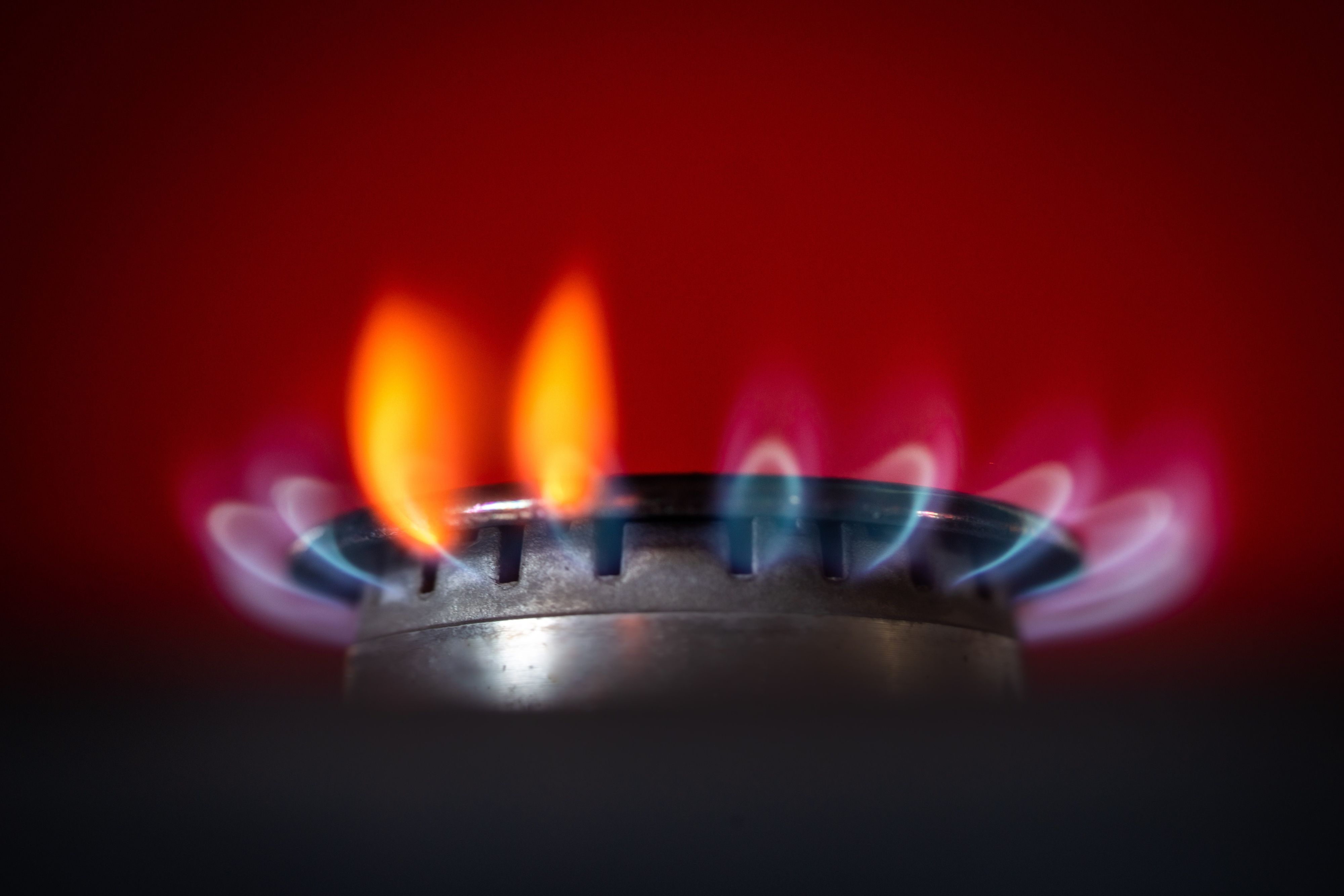 Die Flamme eines Gasherdes brennt.