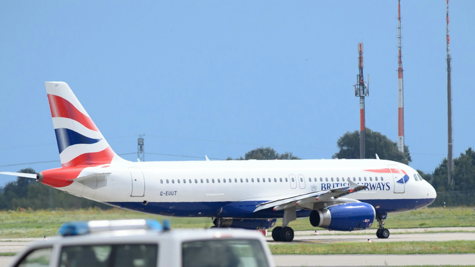 Ein Airbus A320 der Fluggesellschaft British Airways wartet auf der Südbahn des Flughafens Berlin Brandenburg „Willy Brandt“ auf die Startfreigabe. (Symbolbild)