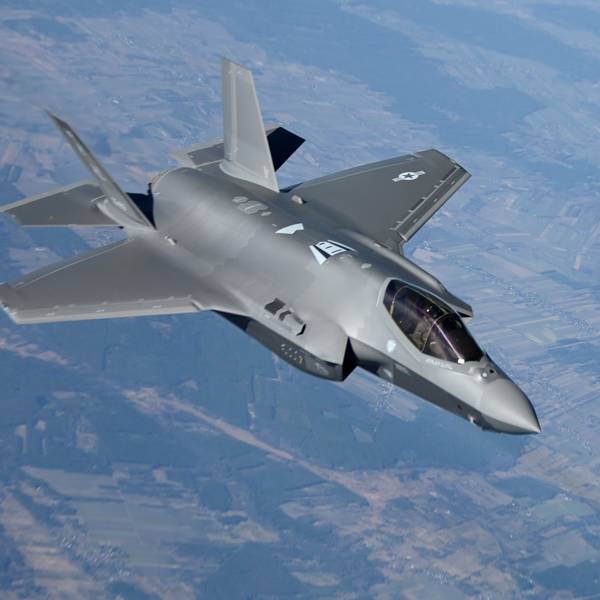 Auf diesem von der U.S. Air Force zur Verfügung gestellten Bild fliegt eine F-35 Lightning II der U.S. Air Force über Polen.