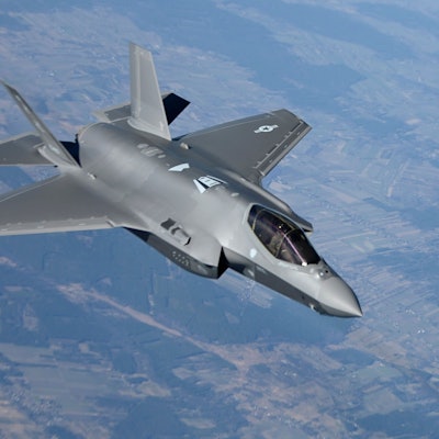 Auf diesem von der U.S. Air Force zur Verfügung gestellten Bild fliegt eine F-35 Lightning II der U.S. Air Force über Polen.