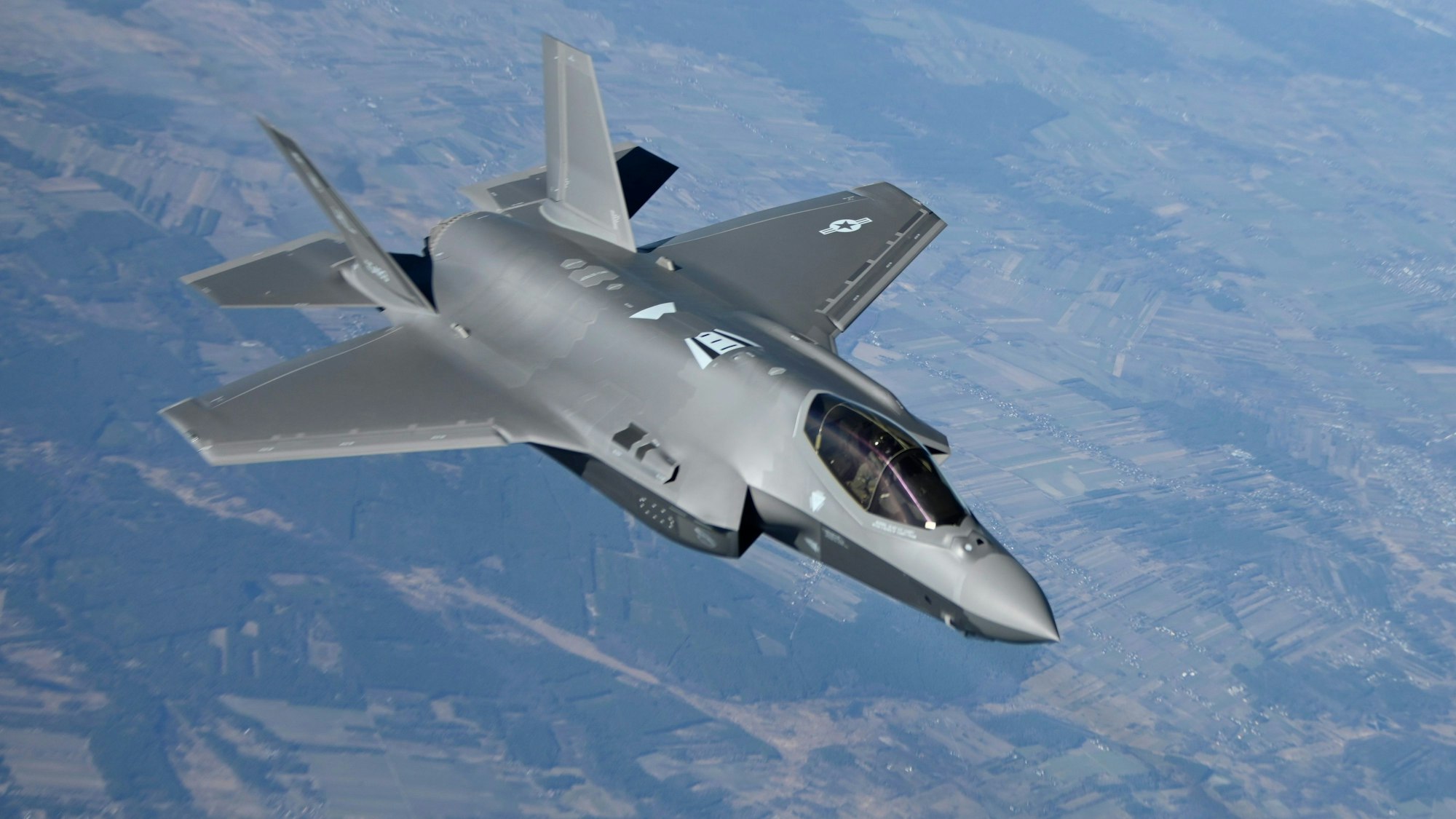 Auf diesem von der U.S. Air Force zur Verfügung gestellten Bild fliegt eine F-35 Lightning II der U.S. Air Force über Polen.