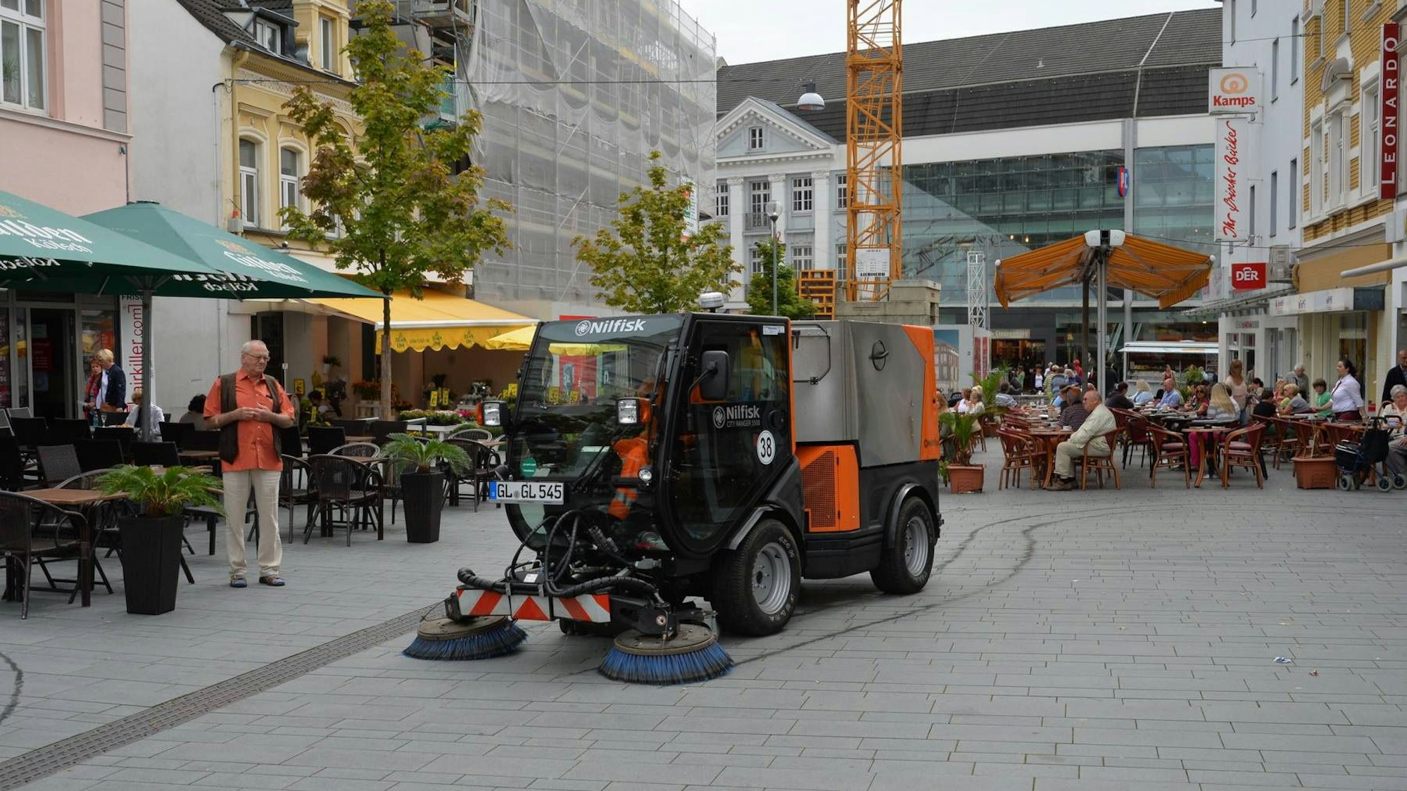 Es ist eine Kehrmaschine in der Fußgängerzone in Bergisch Gladbach zu sehen.