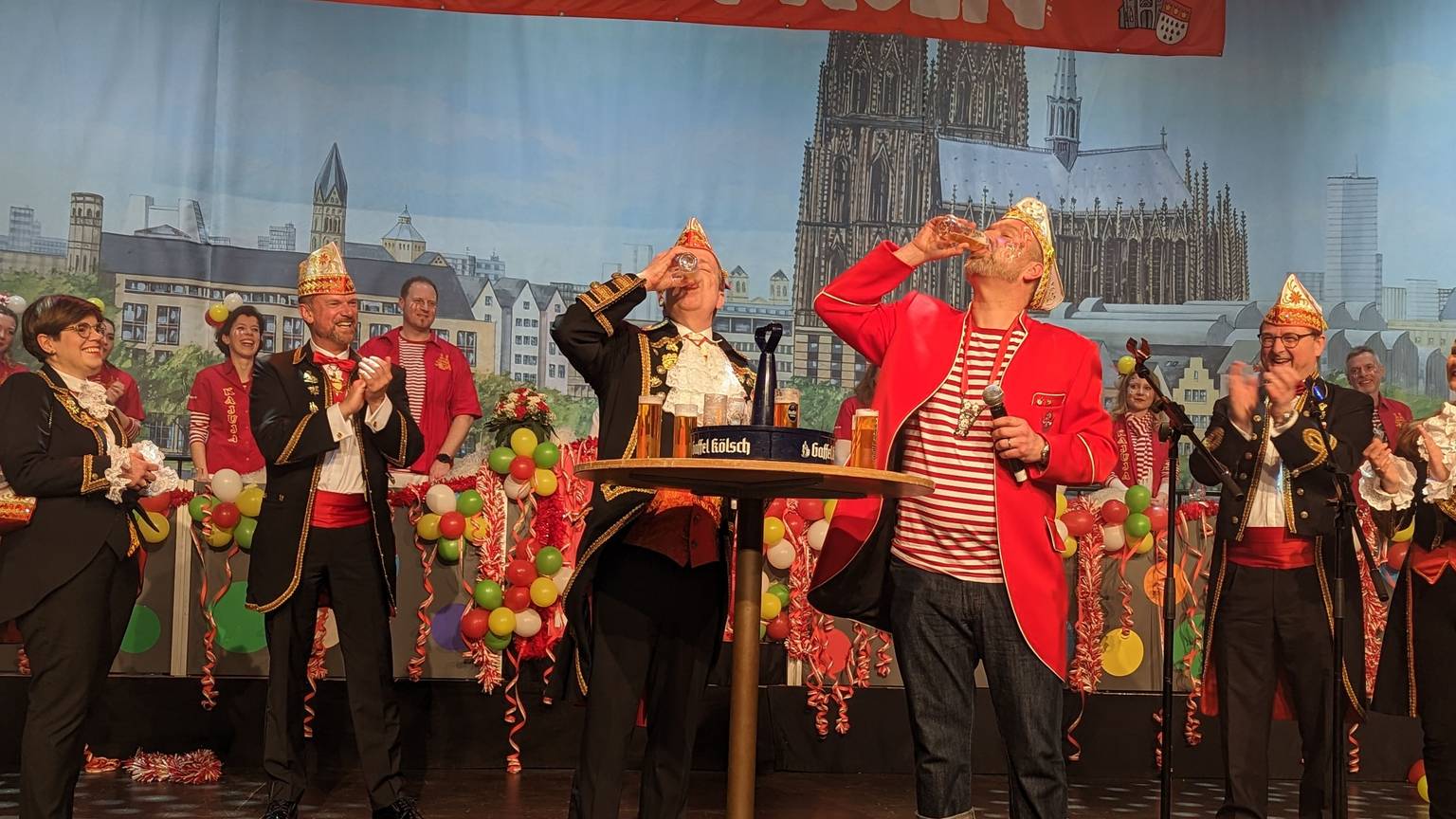 Festkomitee-Präsident Christoph Kuckelkorn und Volker Weininger trinken jeweils ein Glas Kölsch im Theater am Tanzbrunnen.