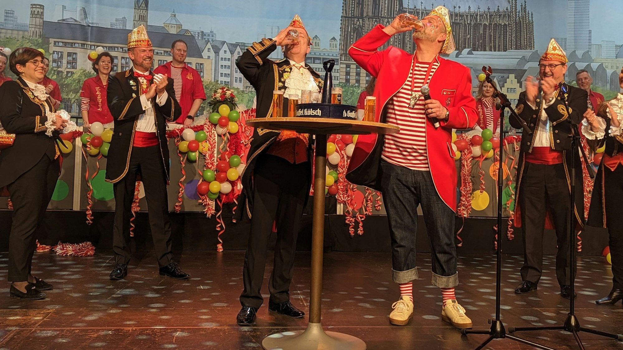 Festkomitee-Präsident Christoph Kuckelkorn und Volker Weininger trinken jeweils ein Glas Kölsch im Theater am Tanzbrunnen.