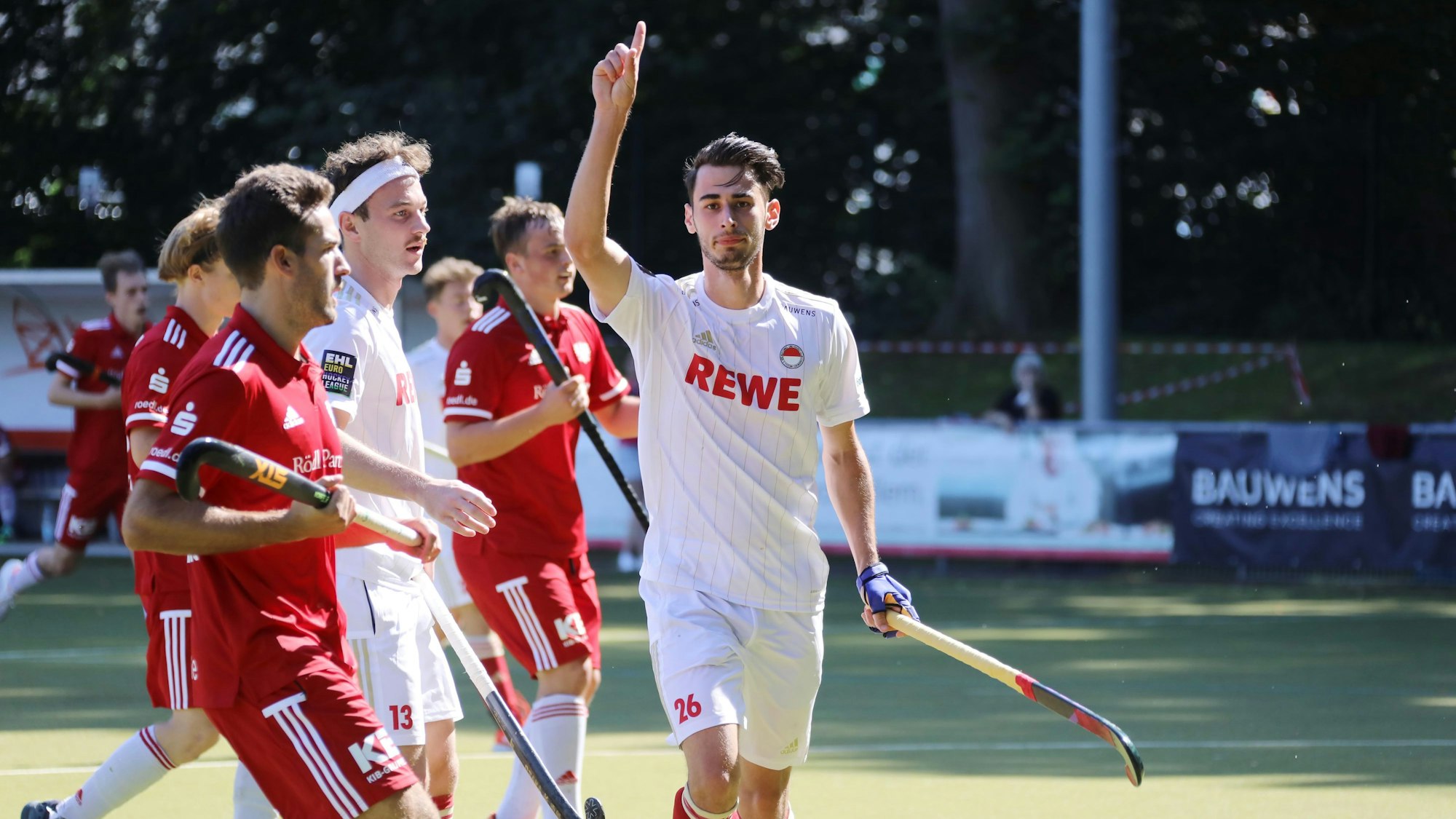 Ein Hockeyspieler jubelt nach einem Tor.