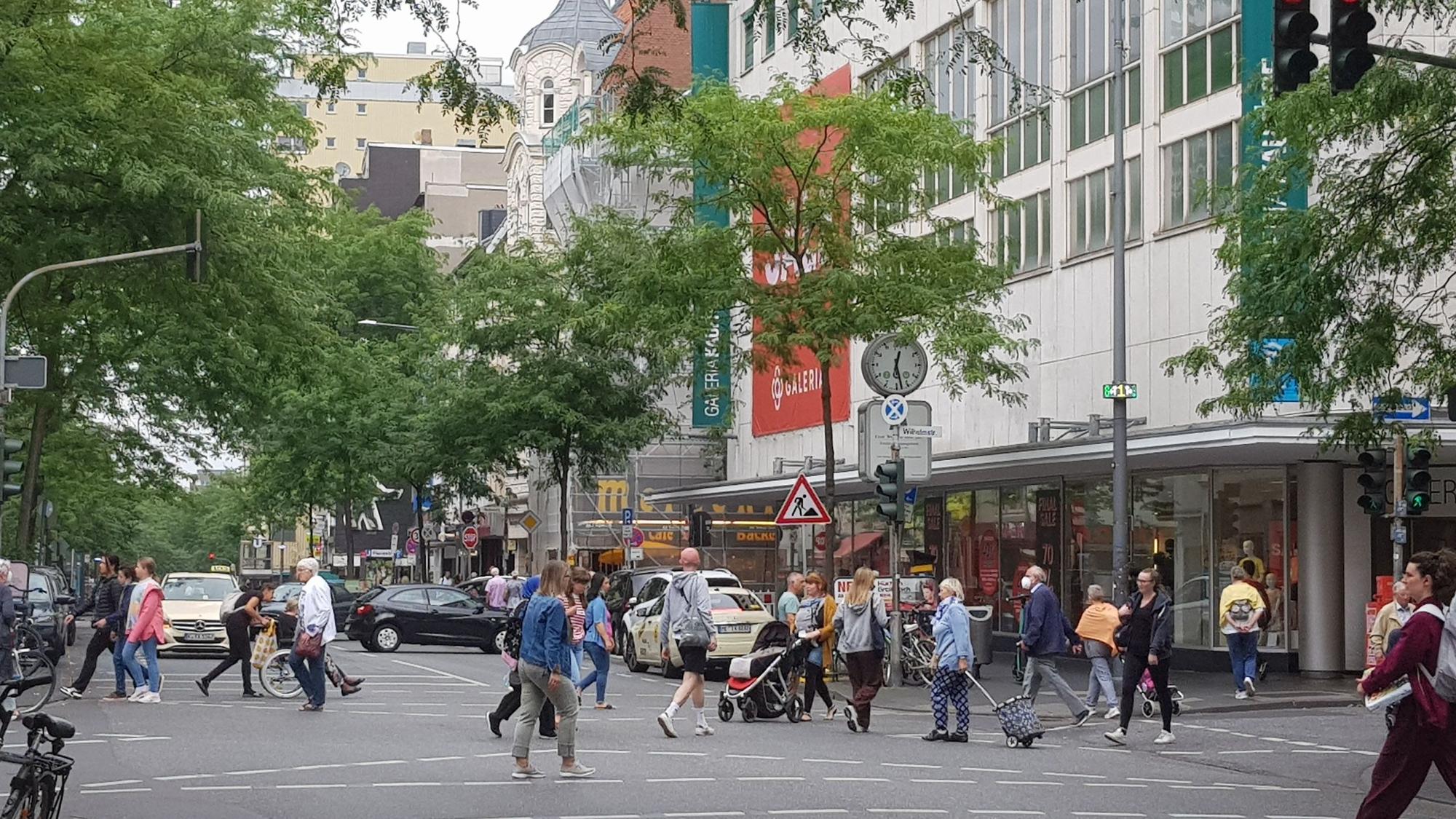 Neusser Straße mit Passanten