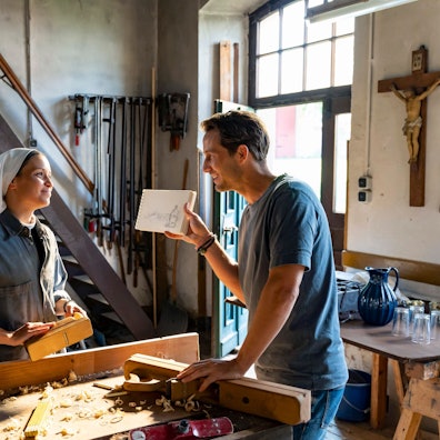 Szene aus dem ARD-Film „Da hilft nur beten“ mit Kristin Suckow und David Rott, der zum Teil im früheren Kloster Mariawald bei Heimbach gedreht wurde.