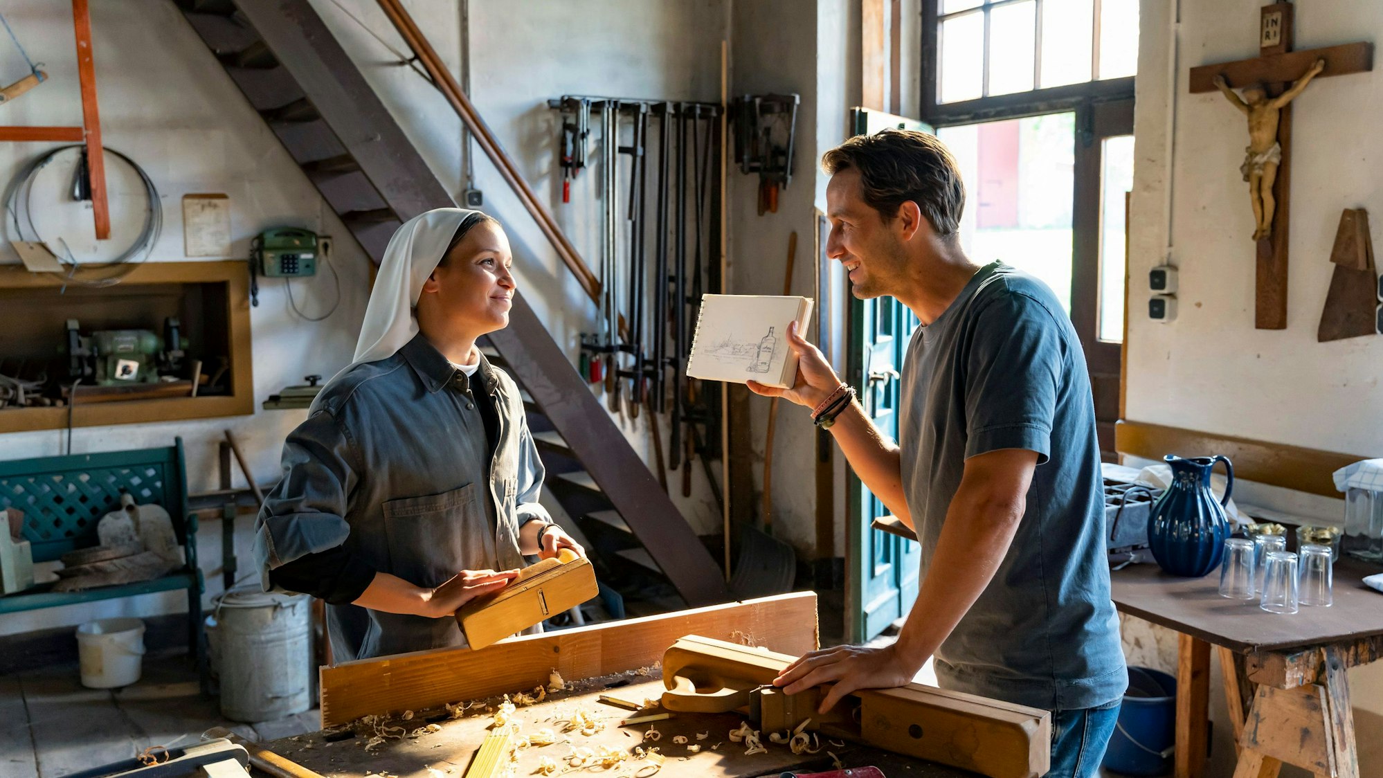 Szene aus dem ARD-Film „Da hilft nur beten“ mit Kristin Suckow und David Rott, der zum Teil im früheren Kloster Mariawald bei Heimbach gedreht wurde.