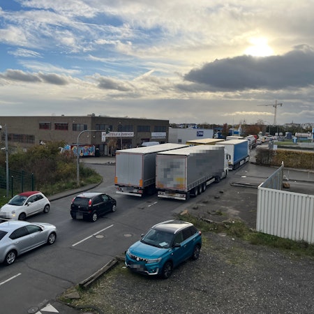 Lkw parken mit und entgegen der Fahrtrichtung – auf Fuß- und Radwegen und im absoluten Halteverbot.