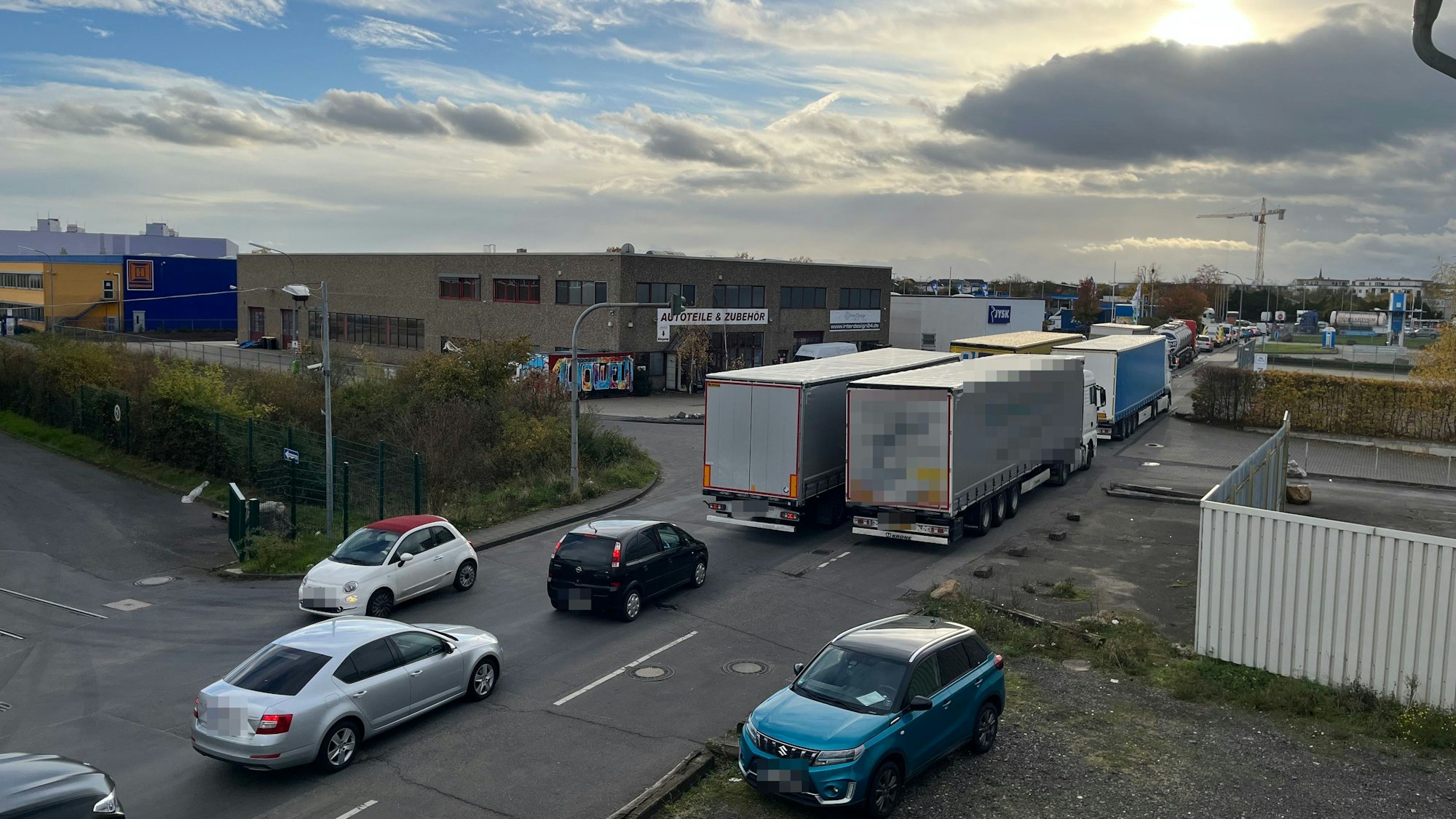 Lkw und Autos stehen auf der Robert-Bosch-Straße in Weilerswist.