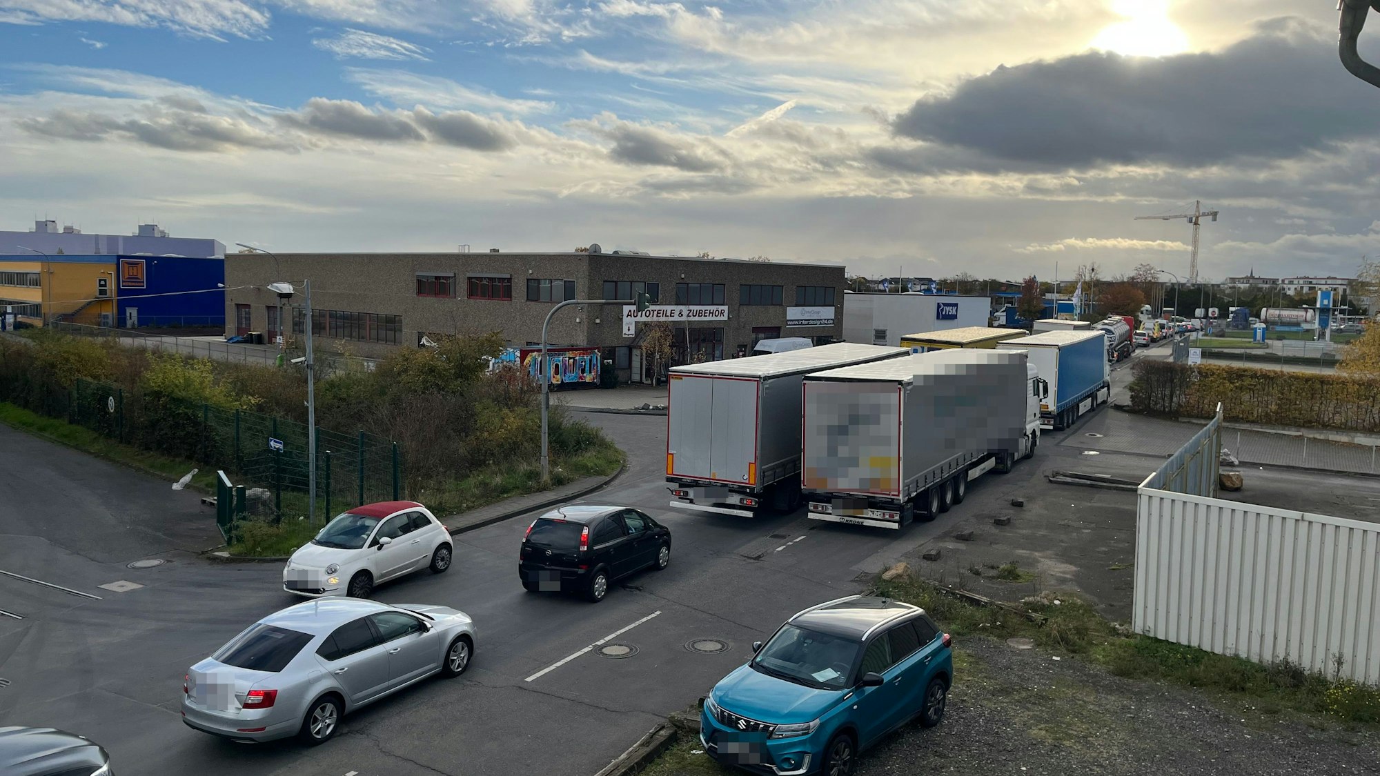 Lkw parken mit und entgegen der Fahrtrichtung – auf Fuß- und Radwegen und im absoluten Halteverbot.