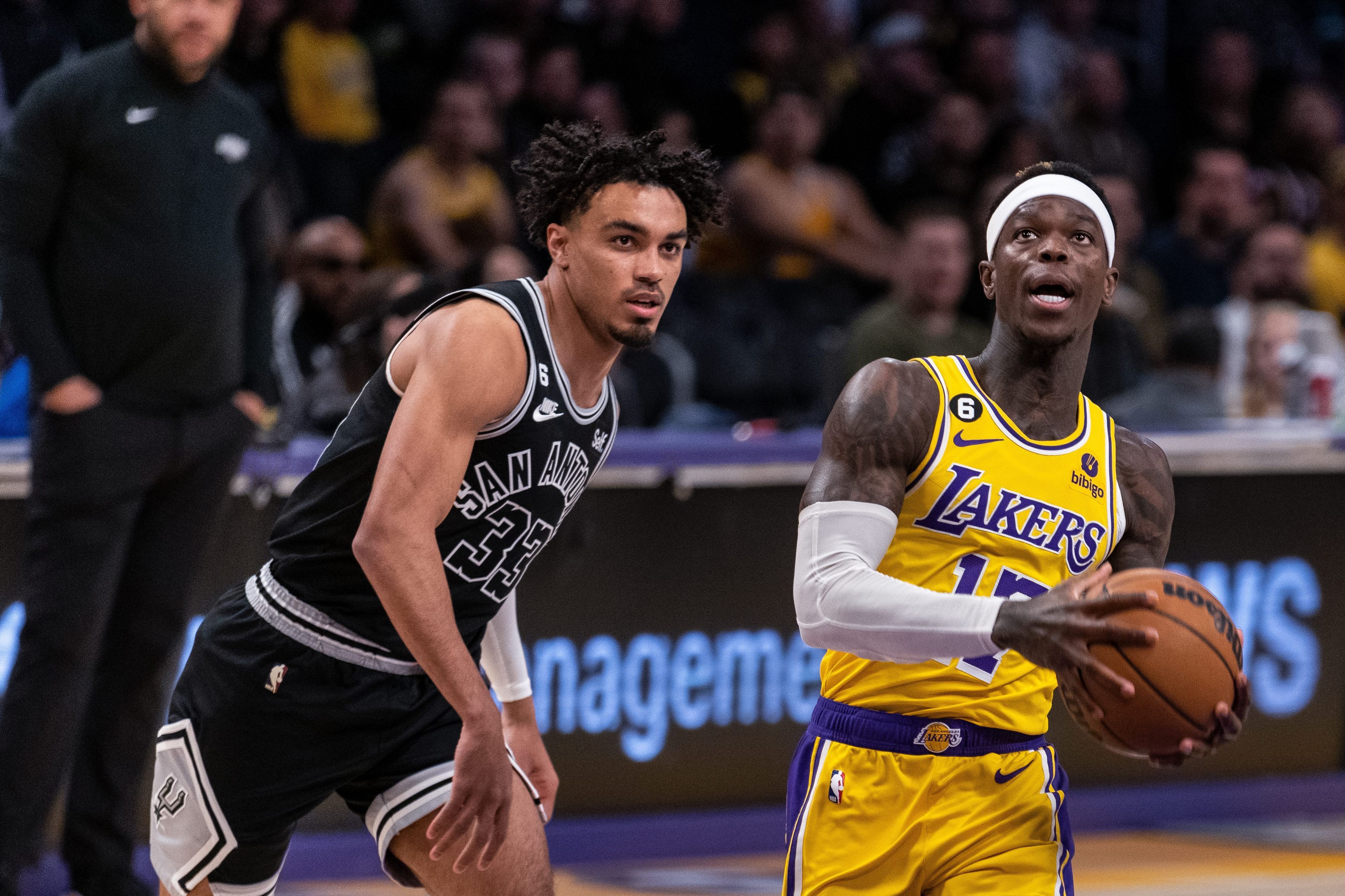 Dennis Schröder (r) im Spiel gegen die San Antonio Spurs.