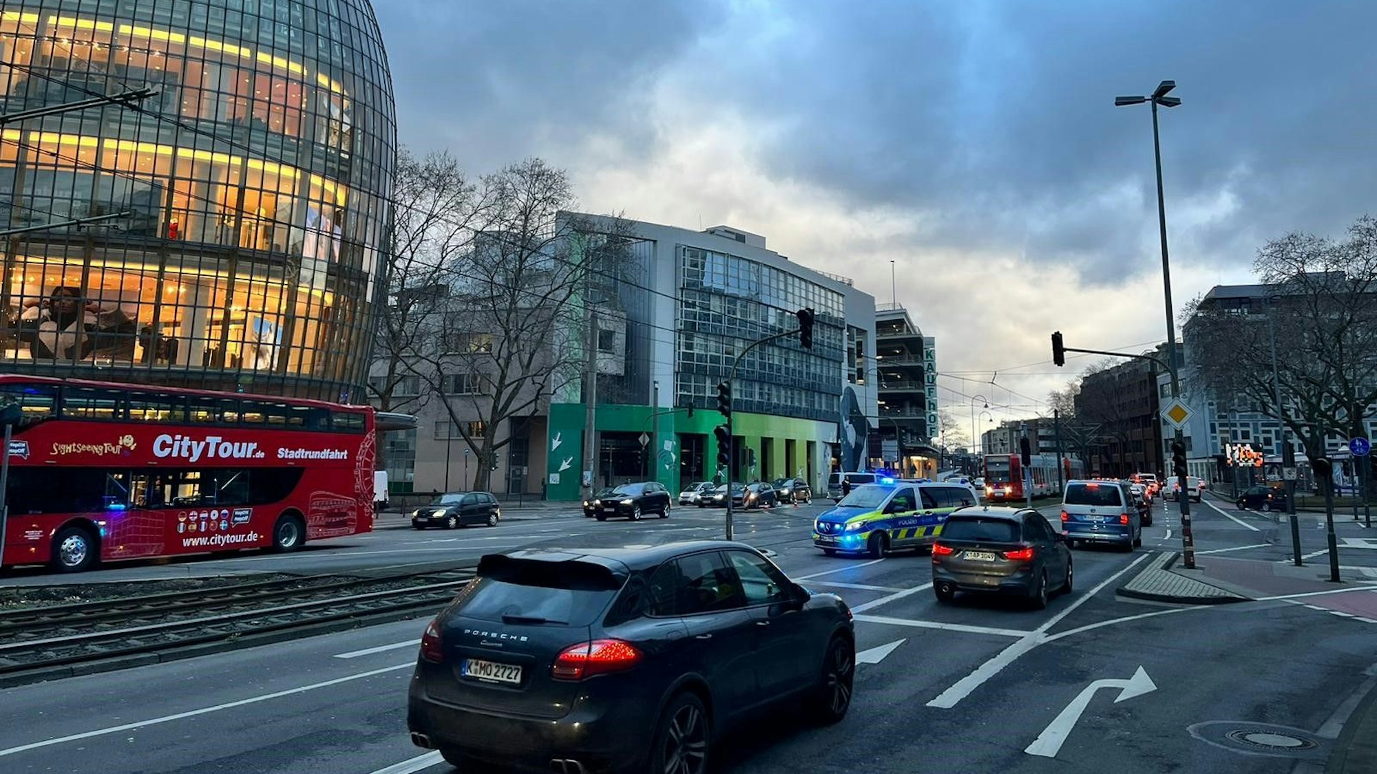 Eine zentrale Ampelanlage auf der Cäcilienstraße in der Kölner Innenstadt ist ausgefallen.