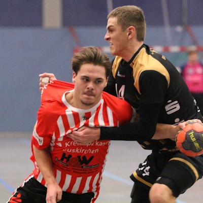 Zwei Spieler der HSG Euskirchen und des TVE Bad Münstereifel kämpfen um einen Ball.