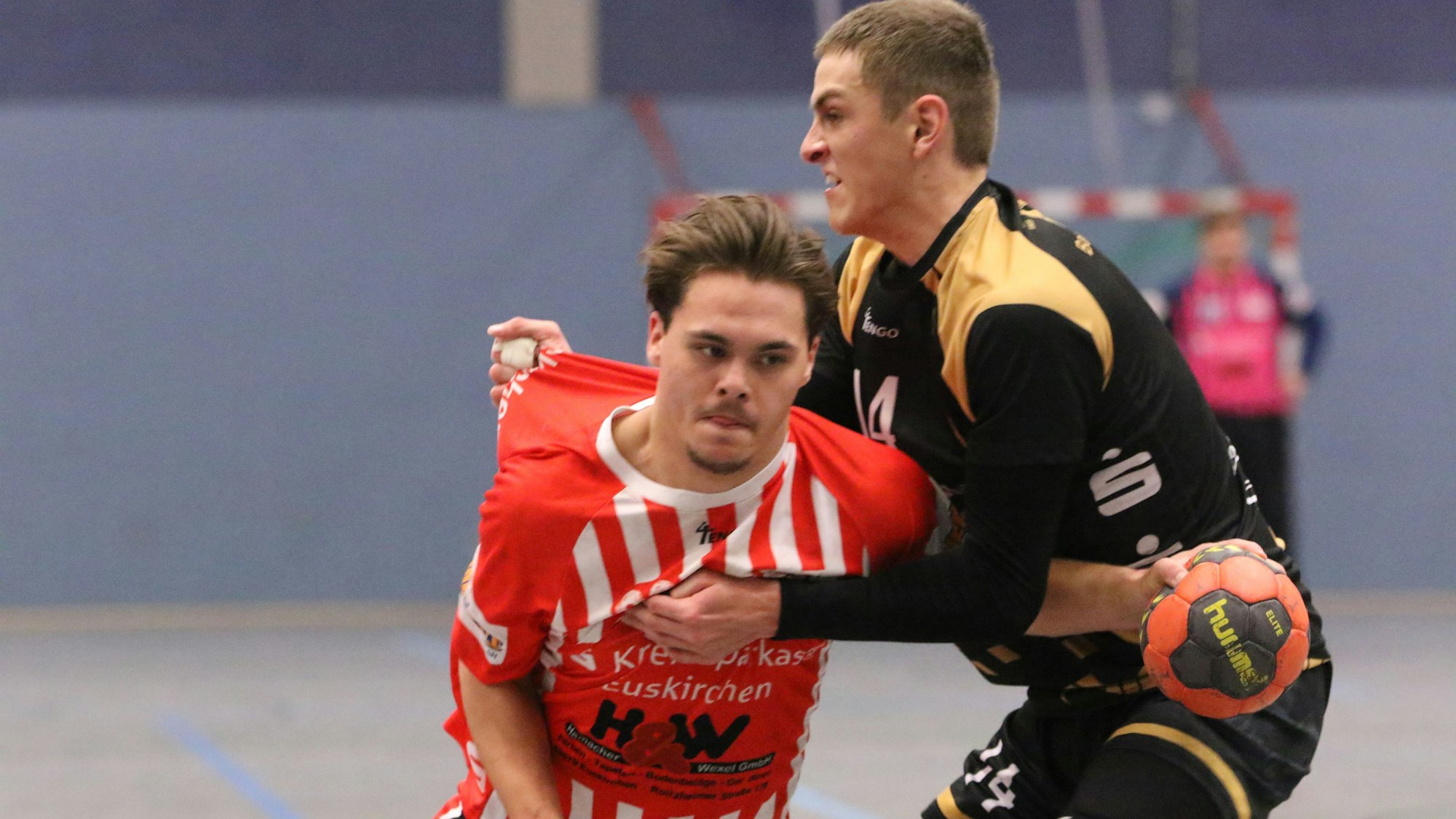 Zwei Spieler der HSG Euskirchen und des TVE Bad Münstereifel kämpfen um einen Ball.