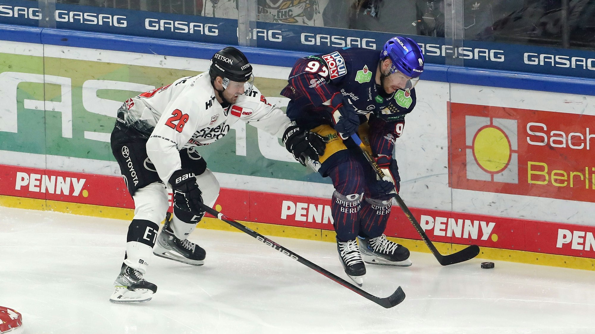 David McIntyre und Marcel Noebels im Zweikampf.