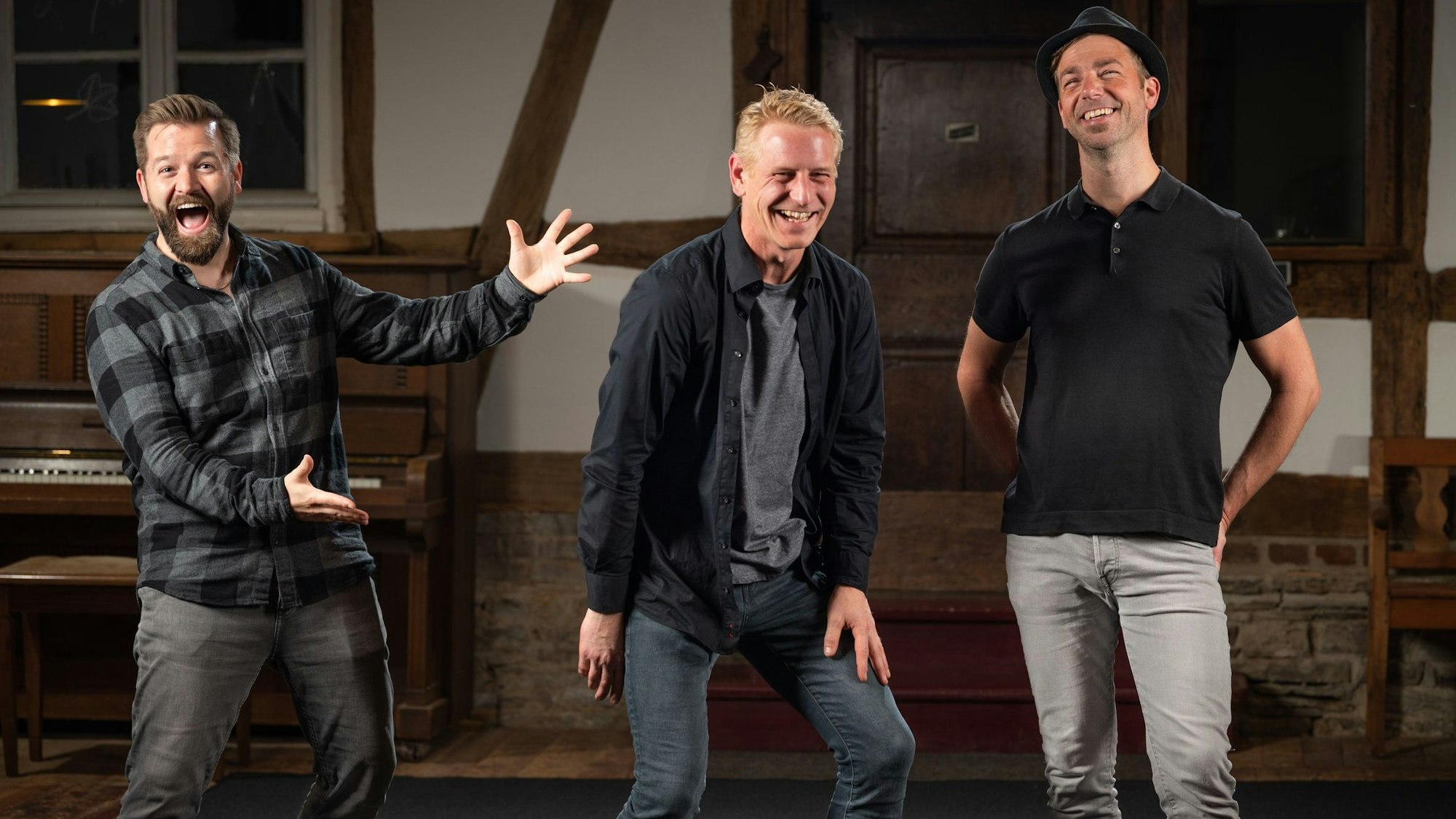 Das Trio Lossjonn macht Spökes vor der Kamera.