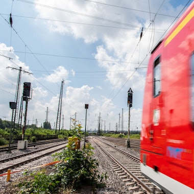 Mit dem Zug die Gegend entdecken – Eine Auswahl an regionalen Zielen. (Symbolbild)