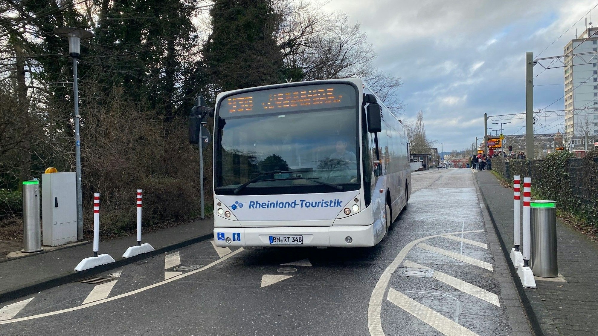 EIn Linienbus fährt über einen heruntergefahrenen Poller.
