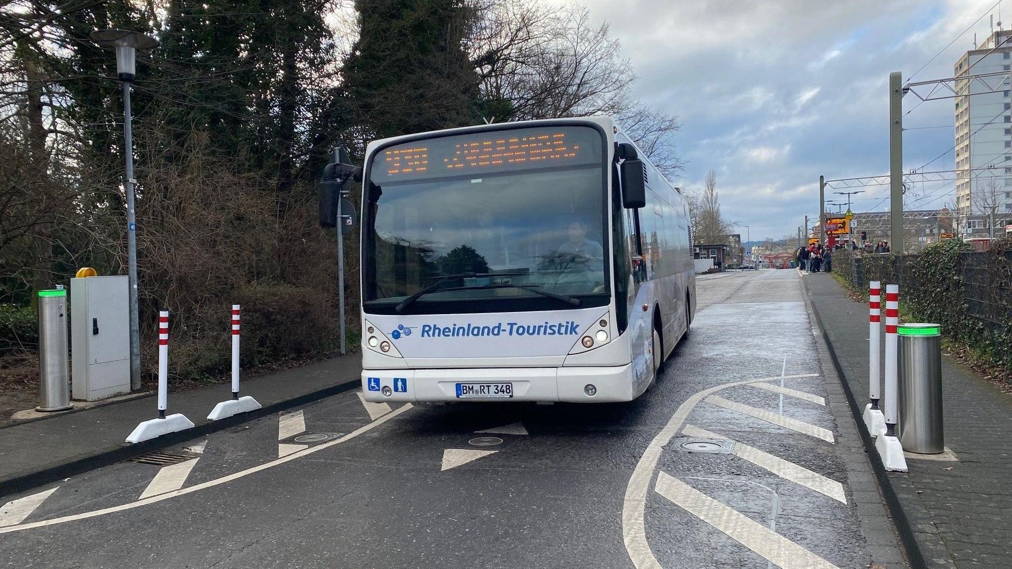Poller machen einen beliebten Schleichweg dicht. Busfahrer können sie per Knopfdruck versenken.