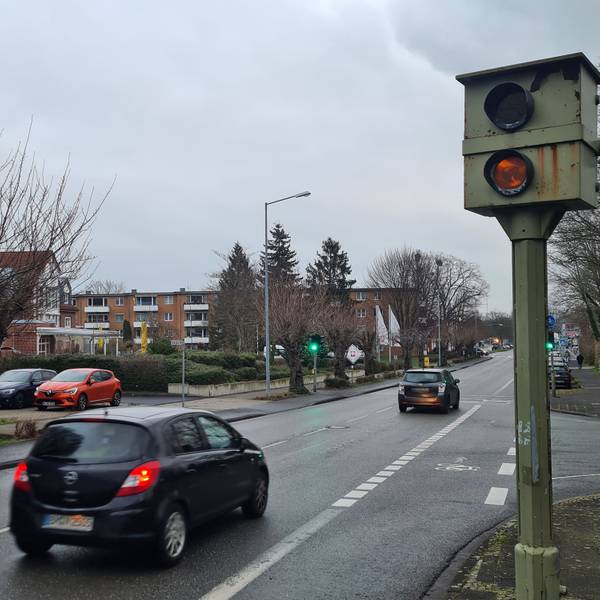 Ein Kleinwagen fährt an einem Starenkasten vorbei. Er hat sich an das Tempolimit gehalten, es hat nicht geblitzt.