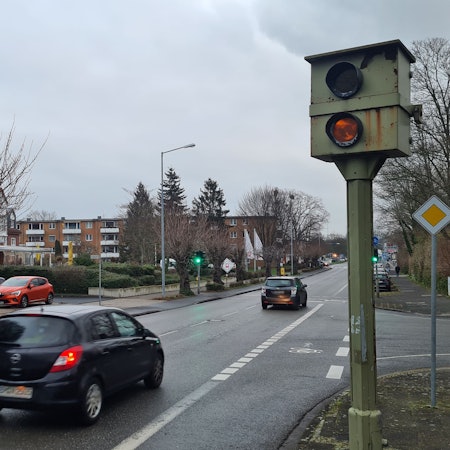 Ein Kleinwagen fährt an einem Starenkasten vorbei. Er hat sich an das Tempolimit gehalten, es hat nicht geblitzt.