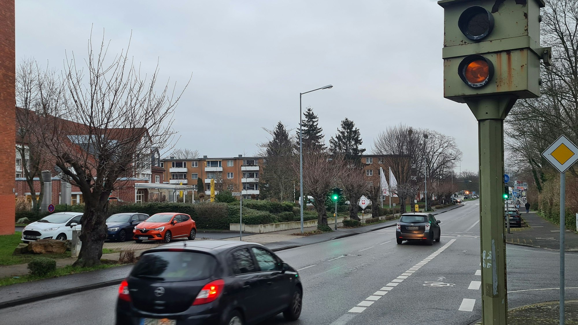 Ein Kleinwagen fährt an einem Starenkasten vorbei. Er hat sich an das Tempolimit gehalten, es hat nicht geblitzt.