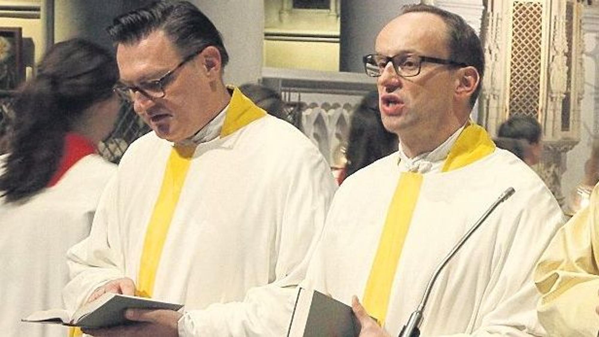 Kreisdechant Norbert Hörter und der scheidende Diözesanjugendseelsorger und nachmalige Personalchef des Erzbistums, Mike Kolb, stehen in Messgewändern nebeneinander während einer Messe im Altenberger Dom.
