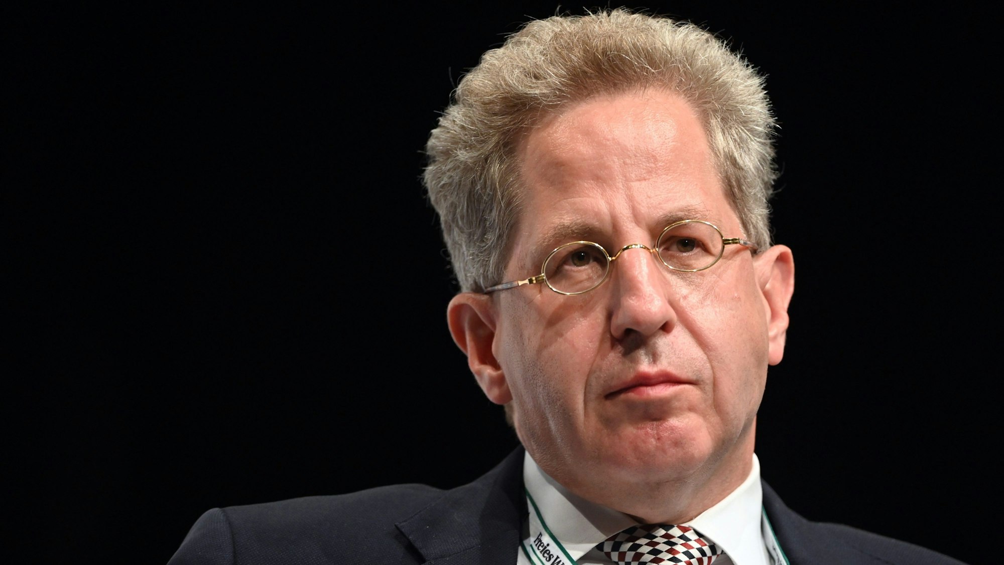 Hans-Georg Maaßen (CDU), früherer Präsident des Bundesamts für Verfassungsschutz, schaut in die Kamera, er sitzt vor schwarzem Hintergrund.