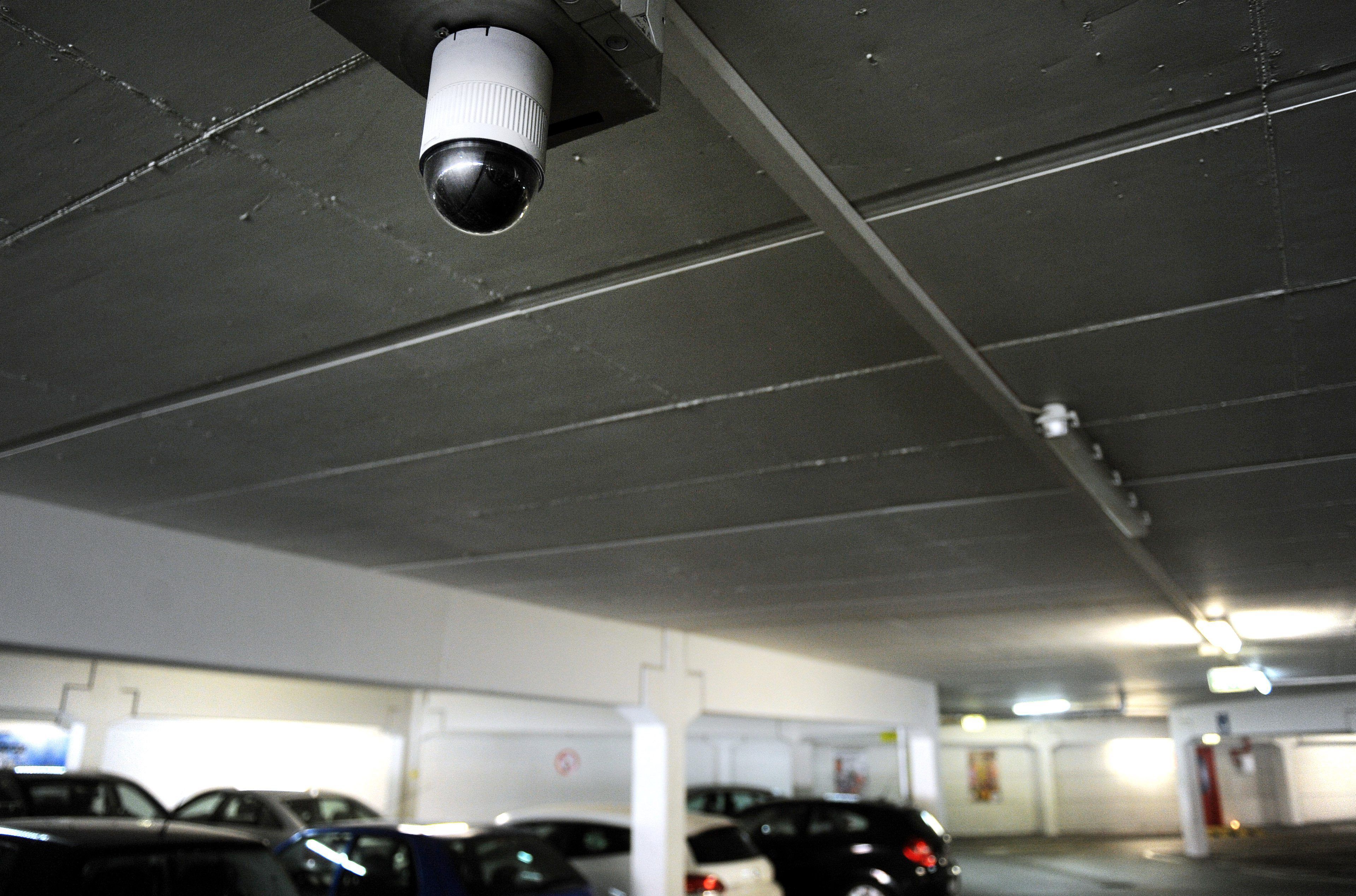 Beim Sex in einem Kölner Parkhaus beschädigen Unbekannte ein fremdes Auto. Dafür kann der Parkhausbetreiber nicht zur Rechenschaft gezogen werden. Das hat das Kölner Landgericht in einem am Freitag veröffentlichten Urteil entschieden.