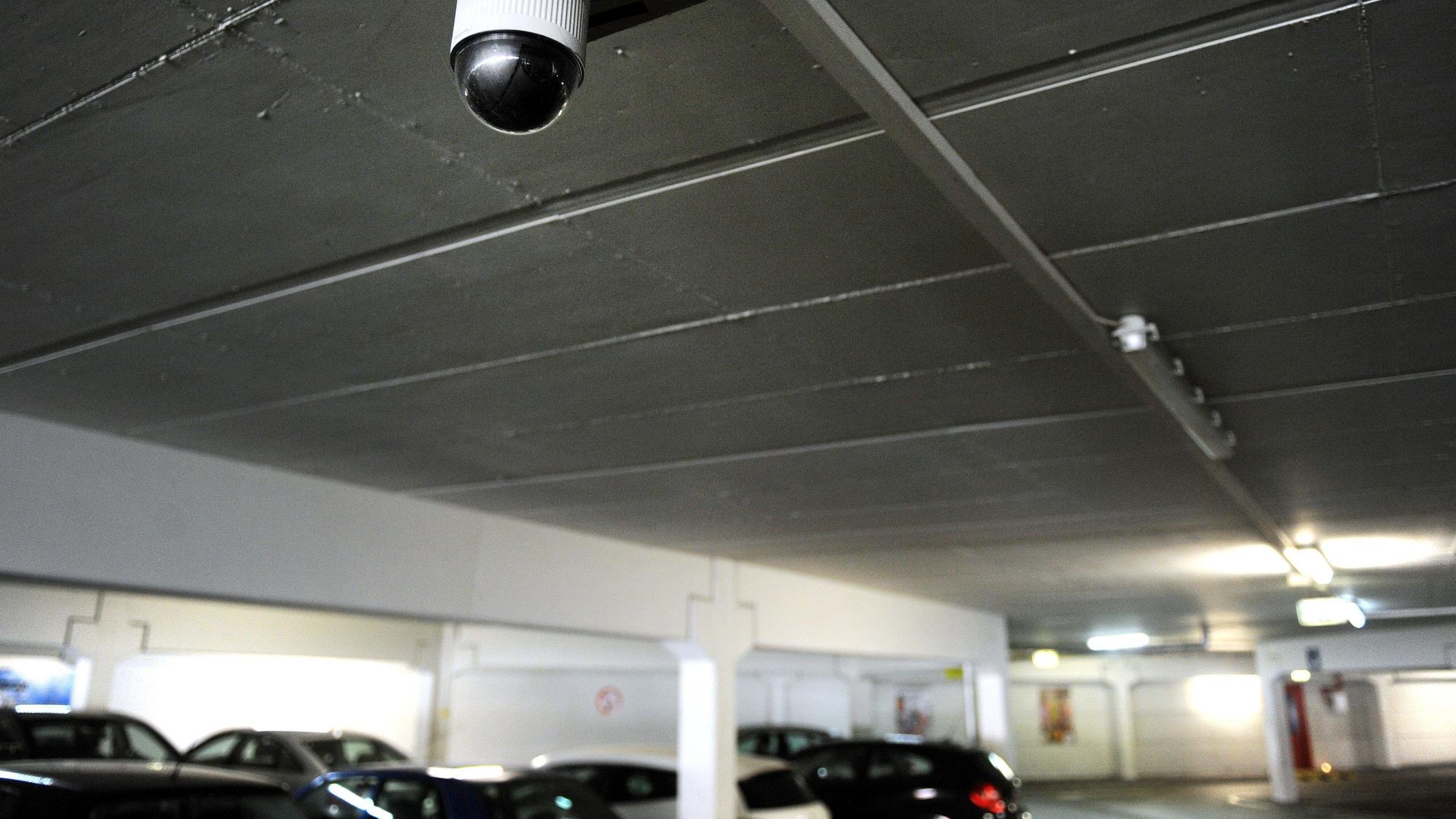 Beim Sex in einem Kölner Parkhaus beschädigen Unbekannte ein fremdes Auto. Dafür kann der Parkhausbetreiber nicht zur Rechenschaft gezogen werden. Das hat das Kölner Landgericht in einem am Freitag veröffentlichten Urteil entschieden.