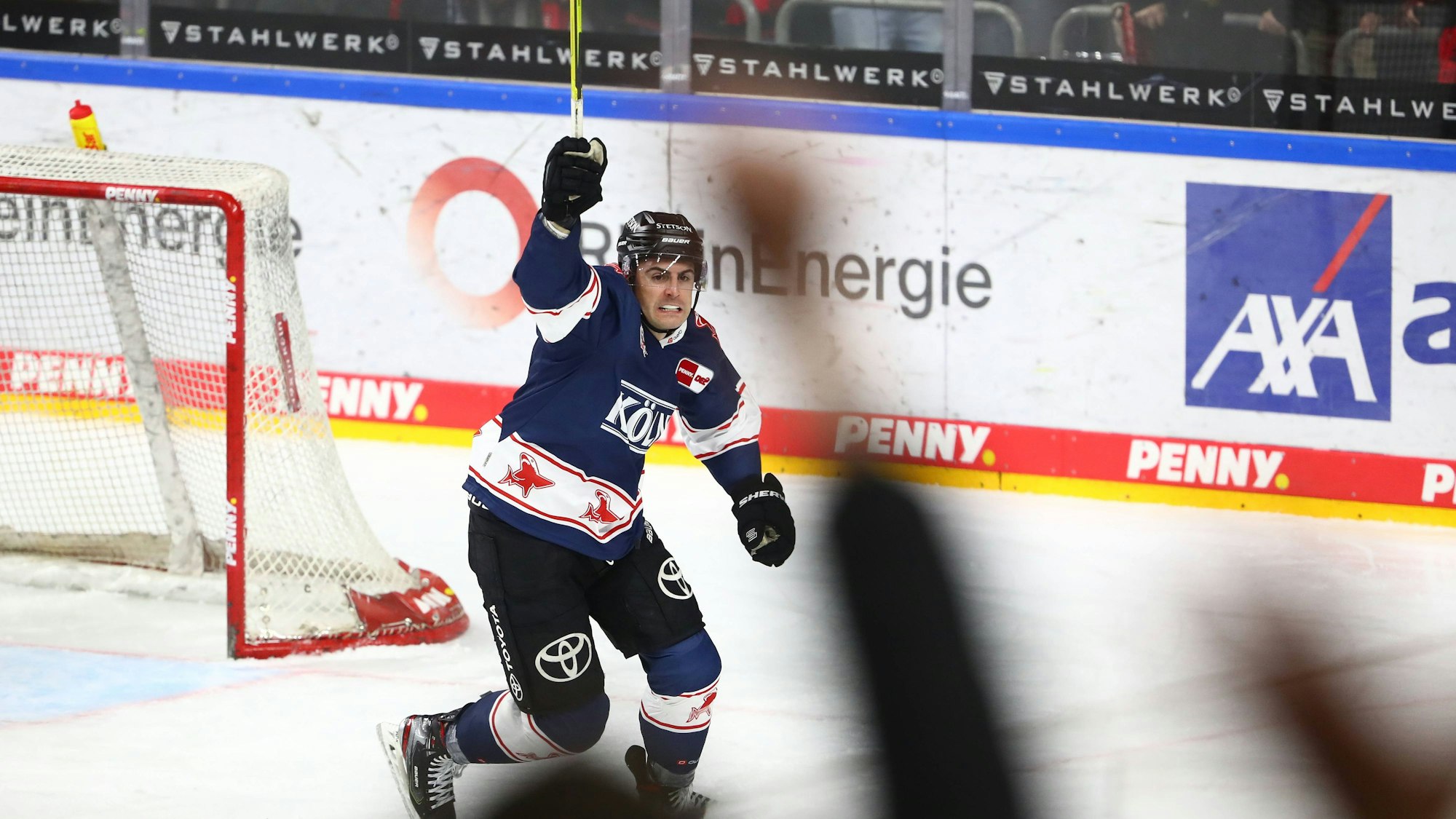 Maximilian Kammerer (Kölner Haie) feiert seinen Siegtreffer zum 2:1 gegen Nürnberg.