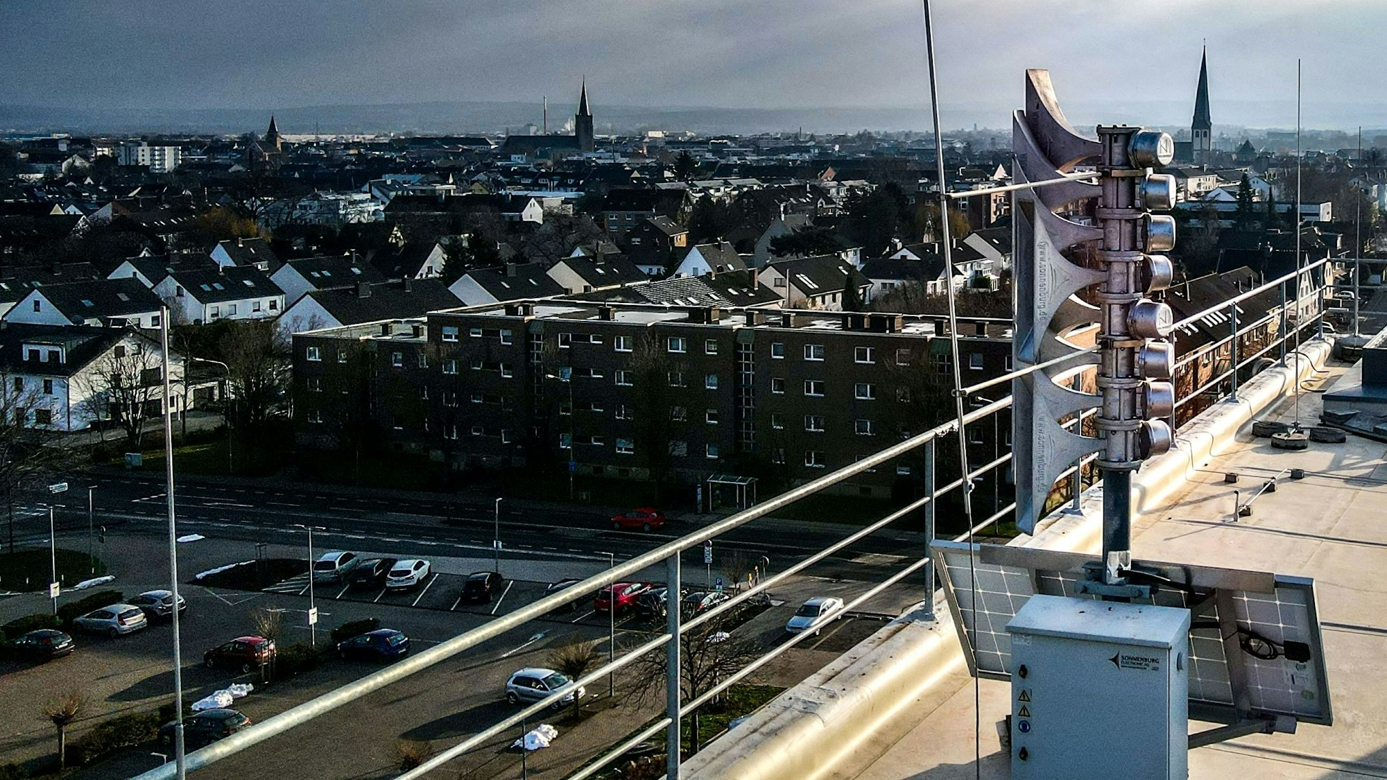 Im Kreis Euskirchen sollen bald die Sirenen nur noch dem Bevölkerungsschutz dienen. Auf dem Kreishaus ist eine Sirene der Stadt Euskirchen montiert.