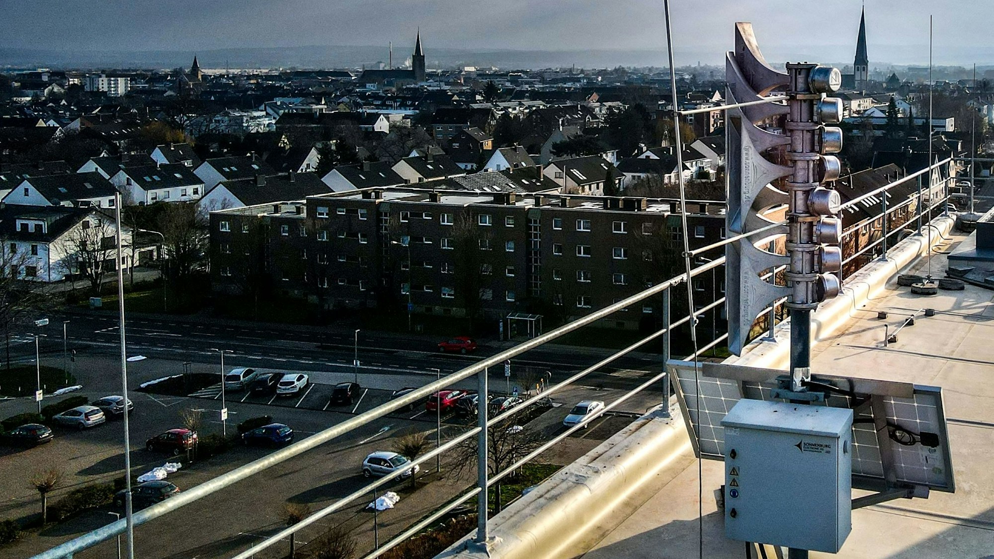 Auf dem Kreishaus ist eine Sirene der Stadt Euskirchen montiert.
