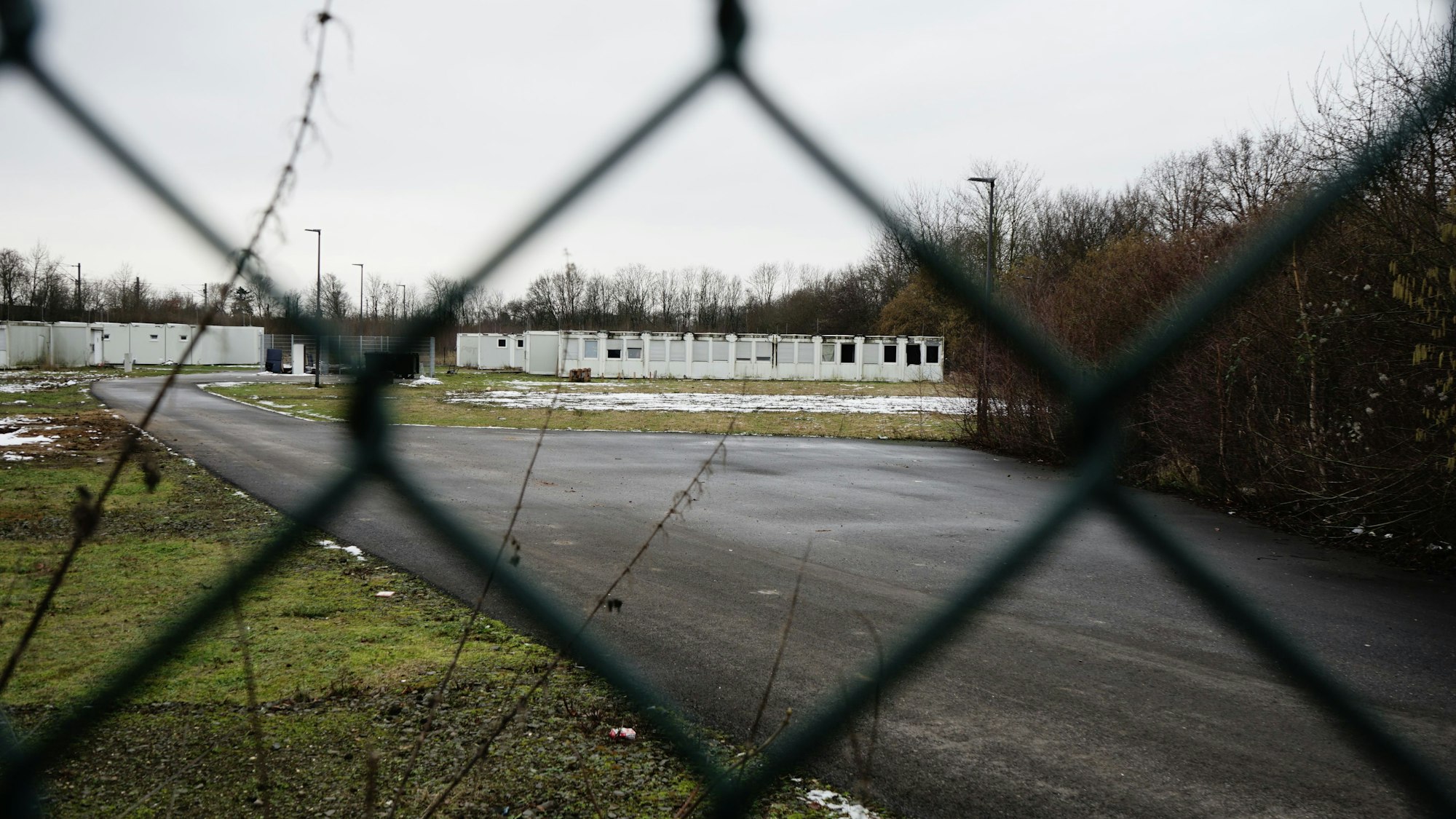 Auf dem Foto sind Container zu sehen, in denen Geflüchtete leben.