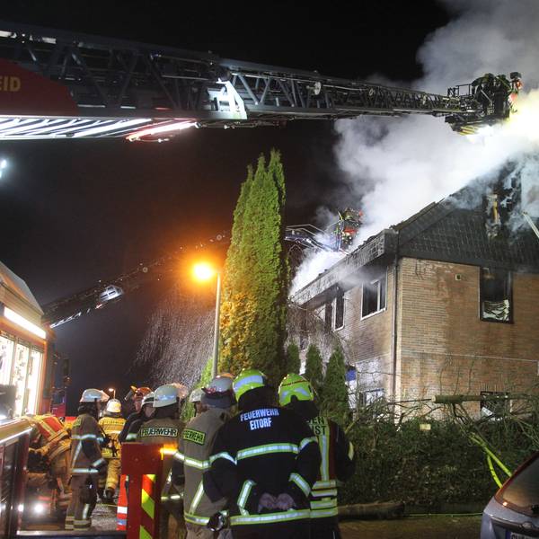 Mit zwei Drehleitern bekämpften die Feuerwehren aus Much und Neunkirchen den Brand.
