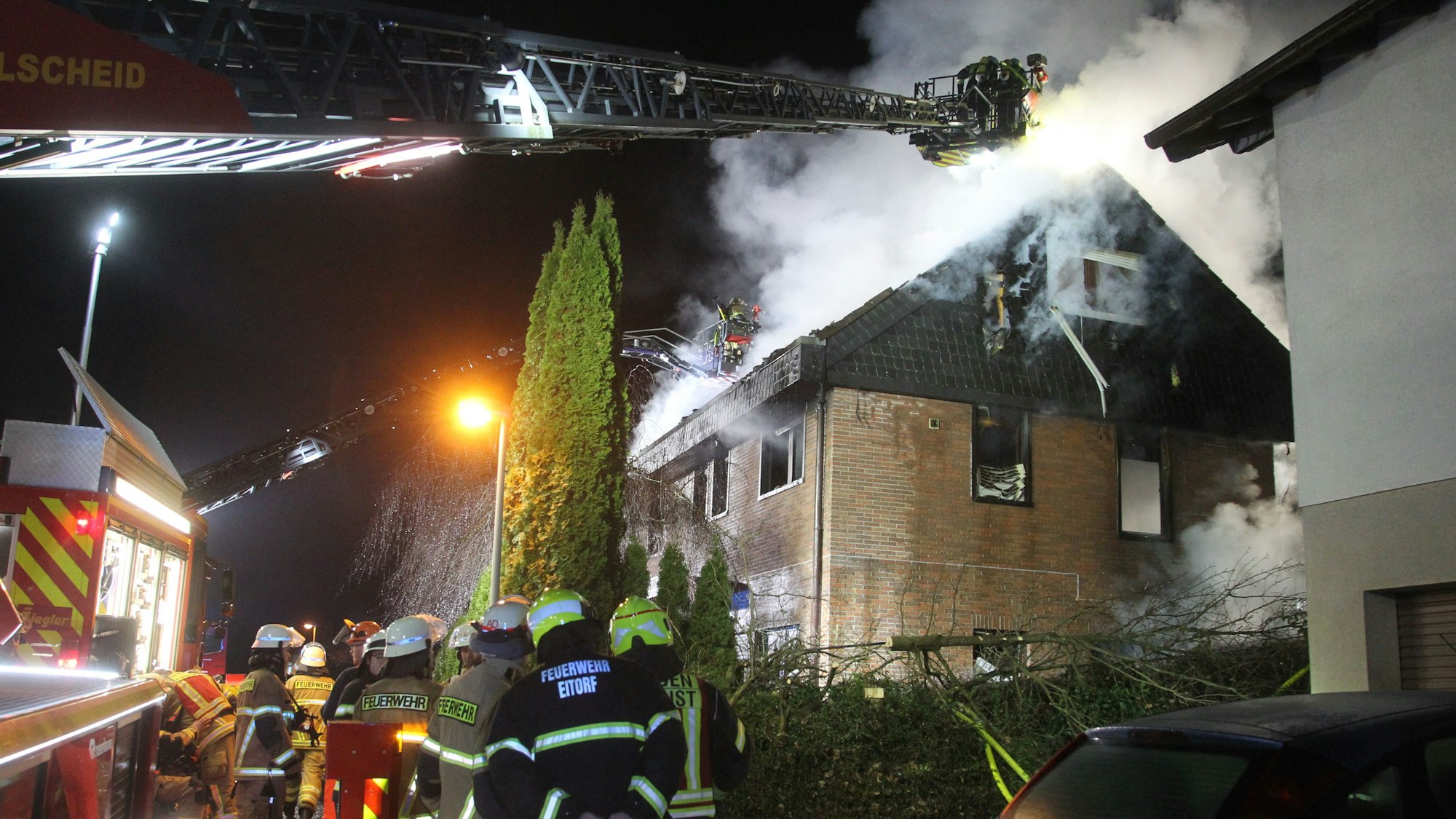 Mit zwei Drehleitern bekämpften die Feuerwehren aus Much und Neunkirchen den Brand.