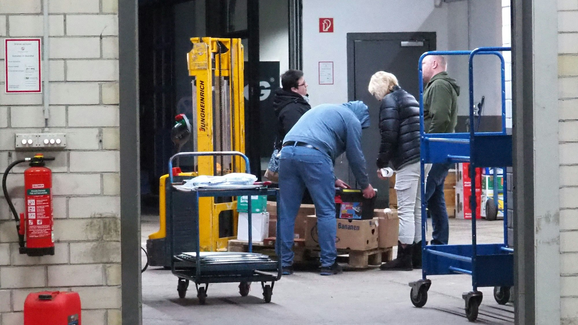 In den Hallen auf dem früheren RKG-Gelände am Bonner Ring in Lechenich wurde vor einem Jahr ein Baustofflager für Opfer der Flut eingerichtet. Tibor Schady koordiniert die Helfer.