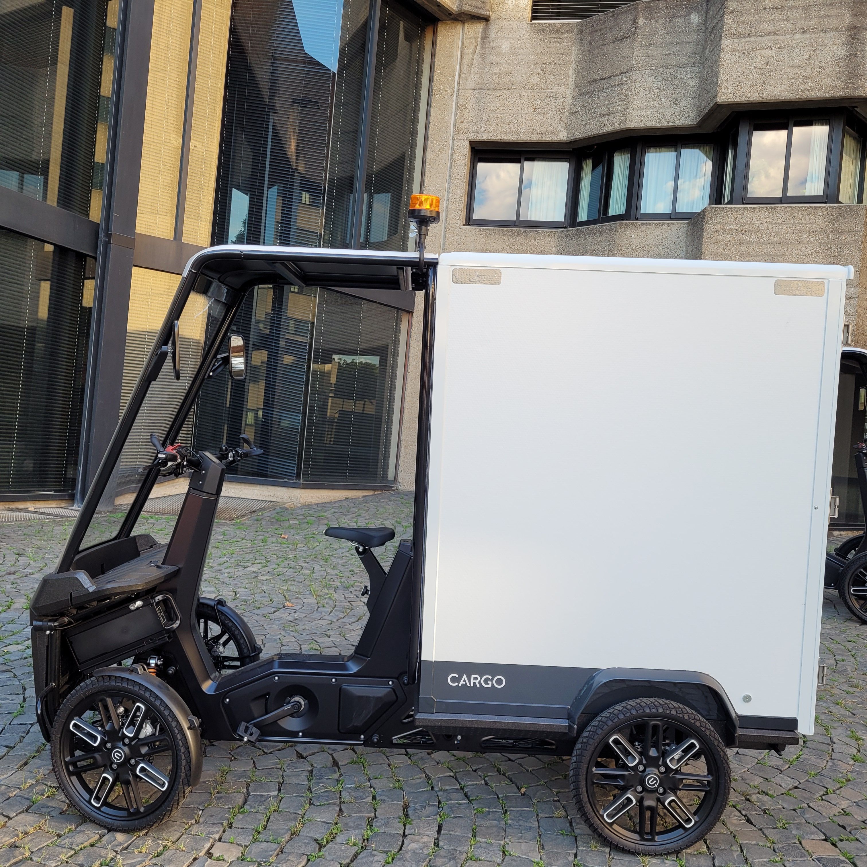 Die neuen Elektro-Lastenräder der Stadt sehen eher wie Kleinwagen aus.