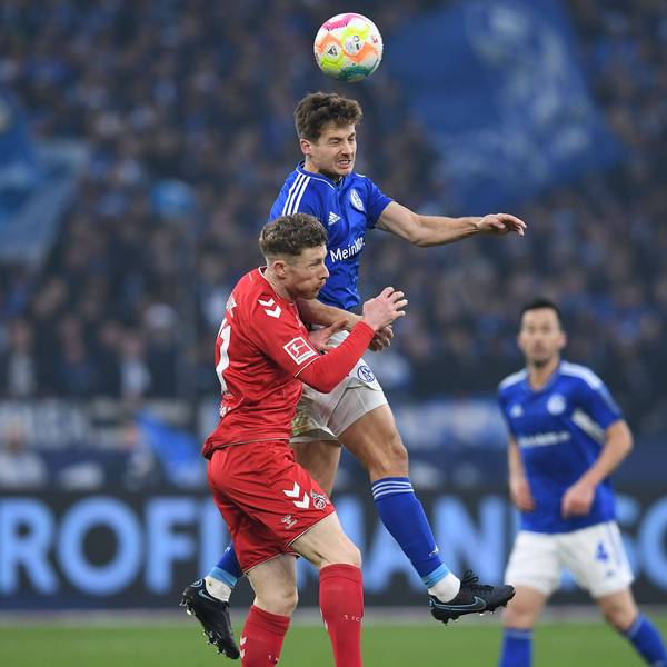 Florian Kainz vom 1. FC Köln im Kopfballduell mit Schalkes Cedric Brunner in der Veltins Arena in Gelsenkirchen.