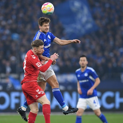 Florian Kainz vom 1. FC Köln im Kopfballduell mit Schalkes Cedric Brunner in der Veltins Arena in Gelsenkirchen.