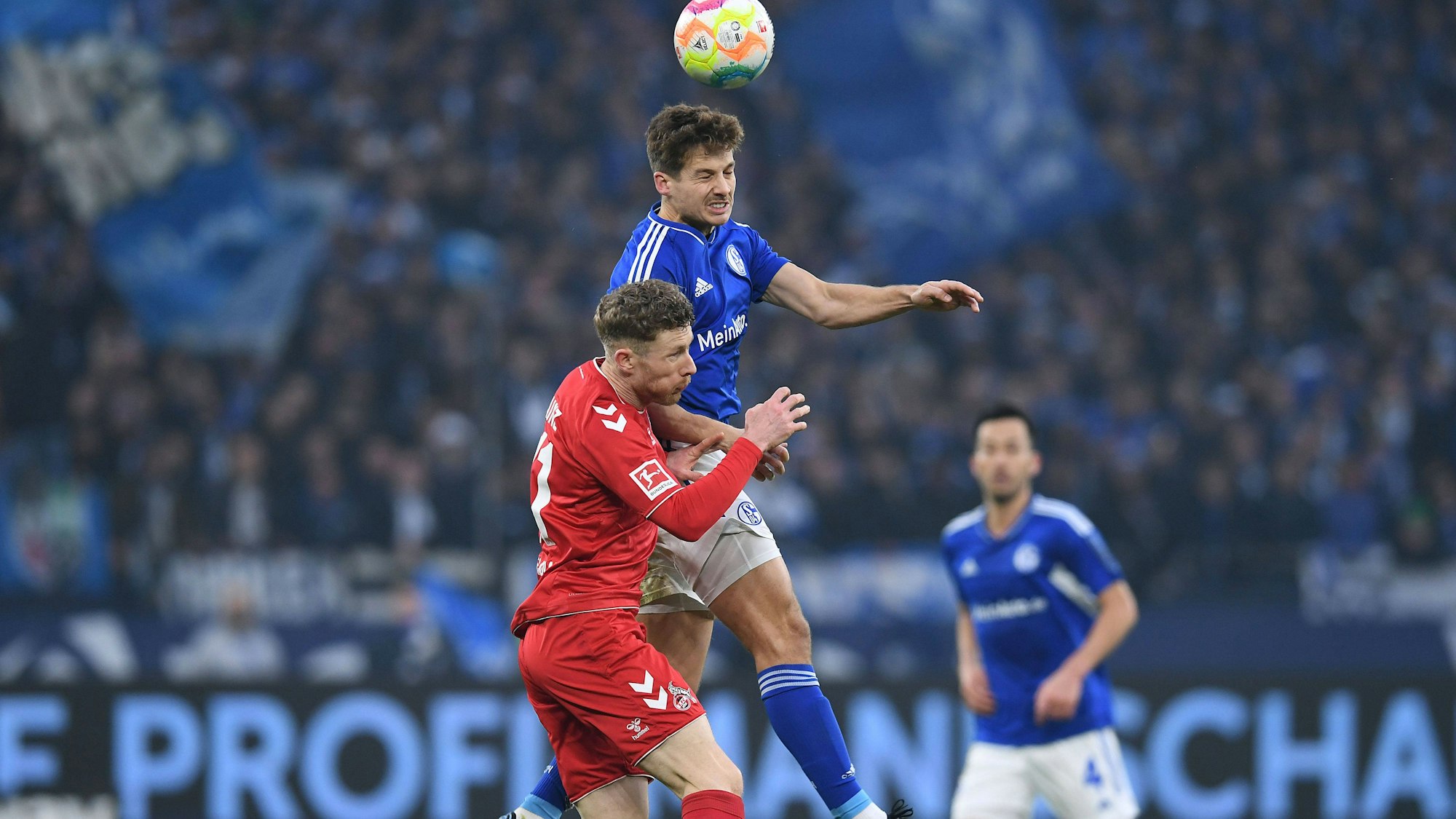 Florian Kainz vom 1. FC Köln im Kopfballduell mit Schalkes Cedric Brunner in der Veltins Arena in Gelsenkirchen.