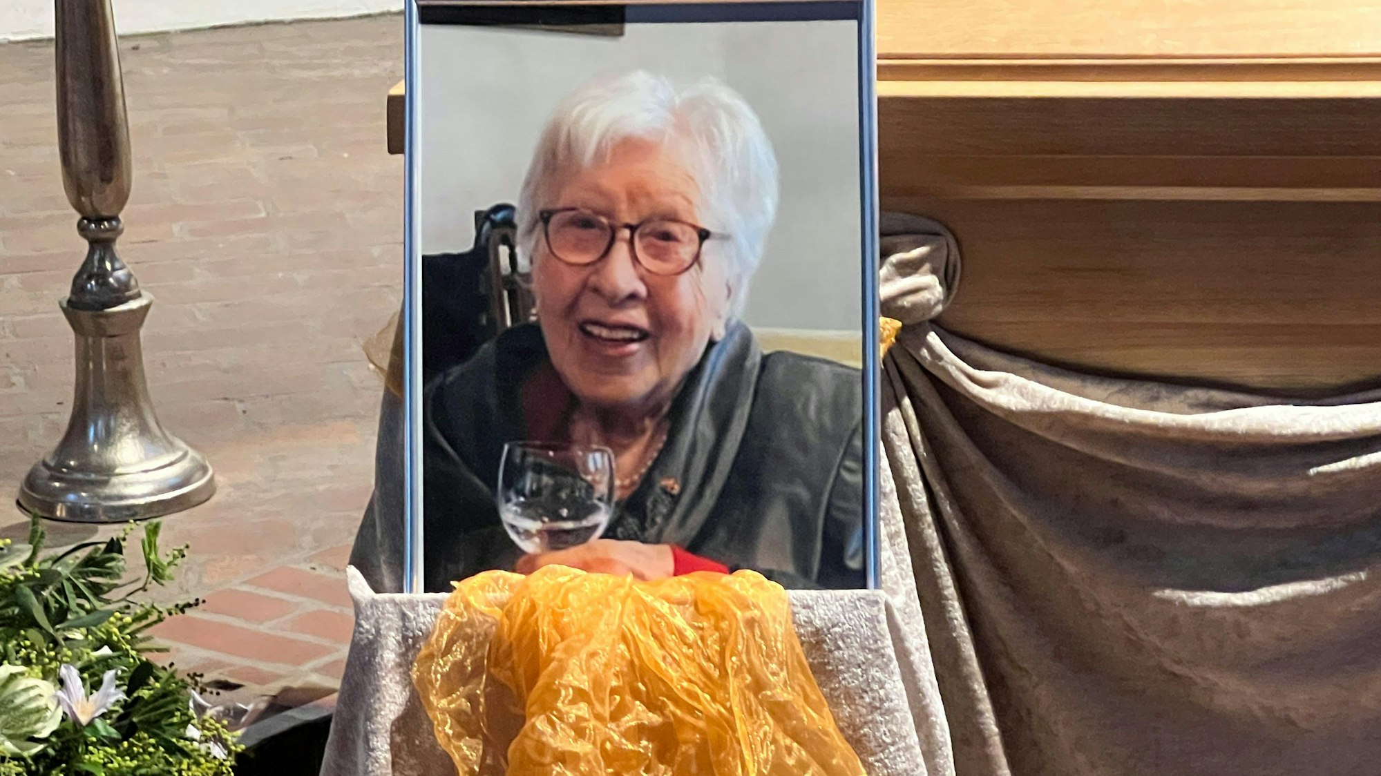 So werden sie viele in Erinnerung behalten: Pianistin Tiny Wirtz wurde auf Melatenfriedhof in Köln beerdigt. Das Foto an ihrem Sarg zeigt eine bemerkenswerte Frau.