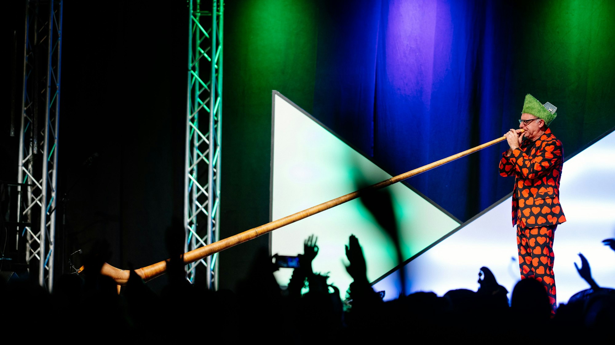 Gastauftritt: Auch das Ensemble von „Deine Sitzung“ schaute vorbei. Neben Komikerin Mirja Boes wurde Ebasa der Meister für seine Darbietung auf dem Alphorn gefeiert.