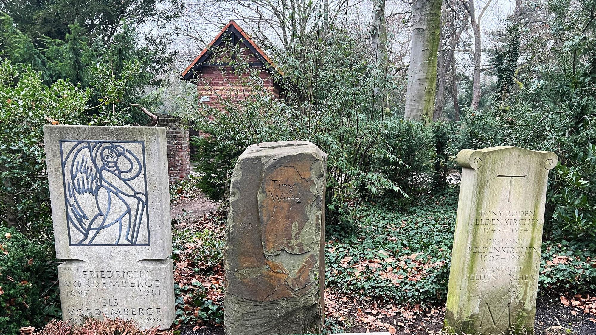 Das Foto zeigt das Grab der Horremer Pianistin Tiny Wirtz auf dem Melatenfriedhof in Köln.